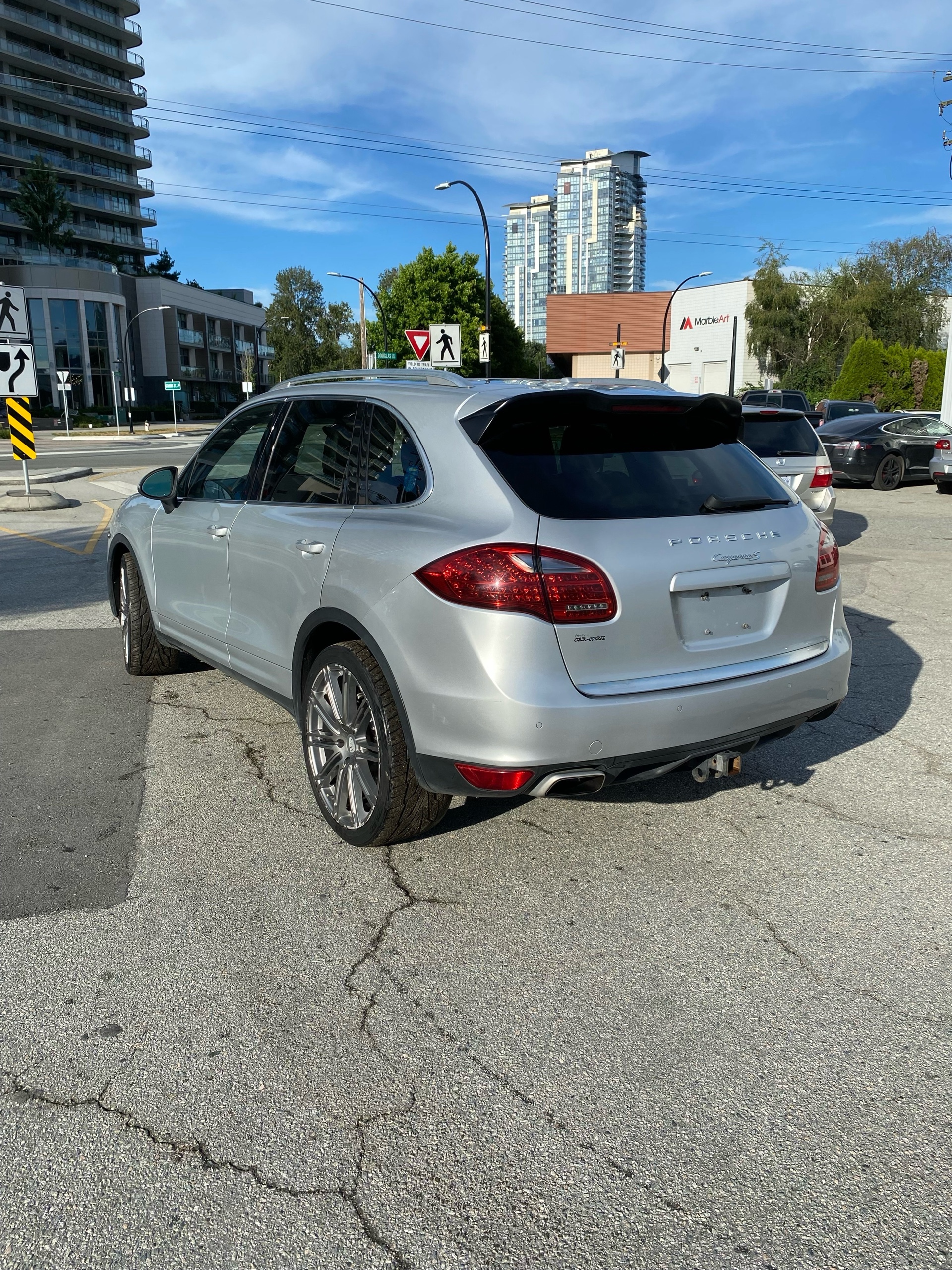 /canwestautoinc/2012-Porsche-Cayenne-21180112683663221.jpg