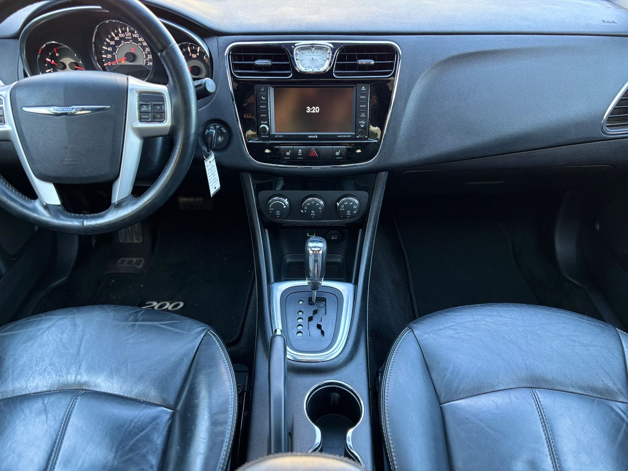 /canwestautoinc/2013-Chrysler-200-017231951978619486.jpg