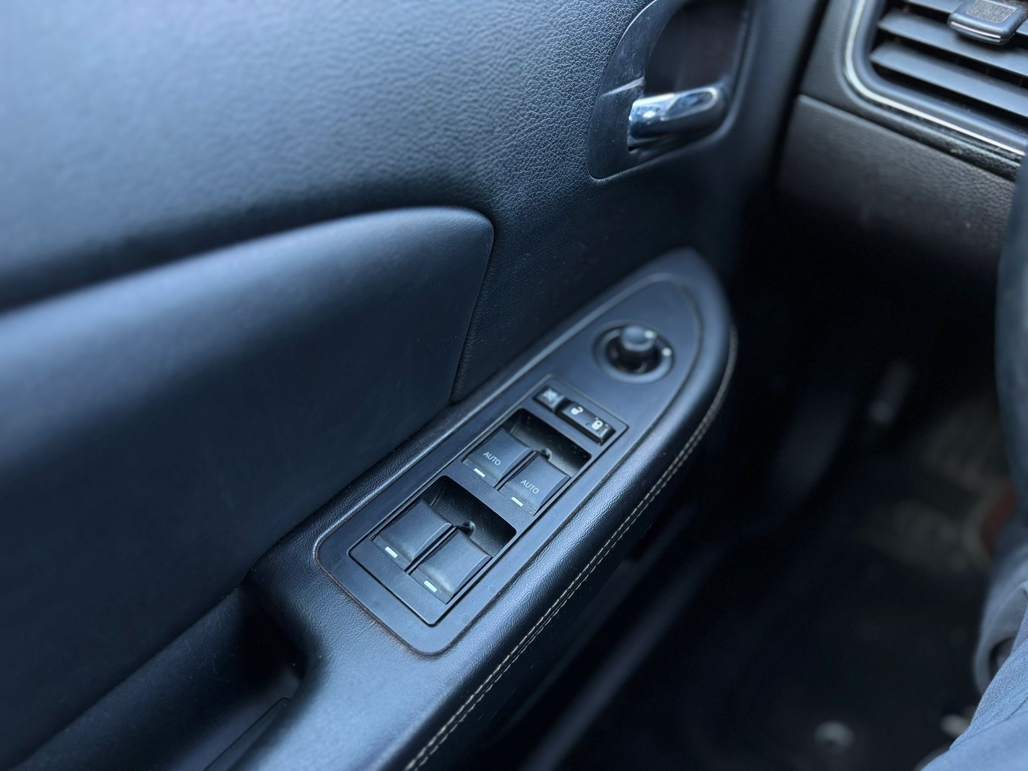 /canwestautoinc/2013-Chrysler-200-35419778163149207.jpg
