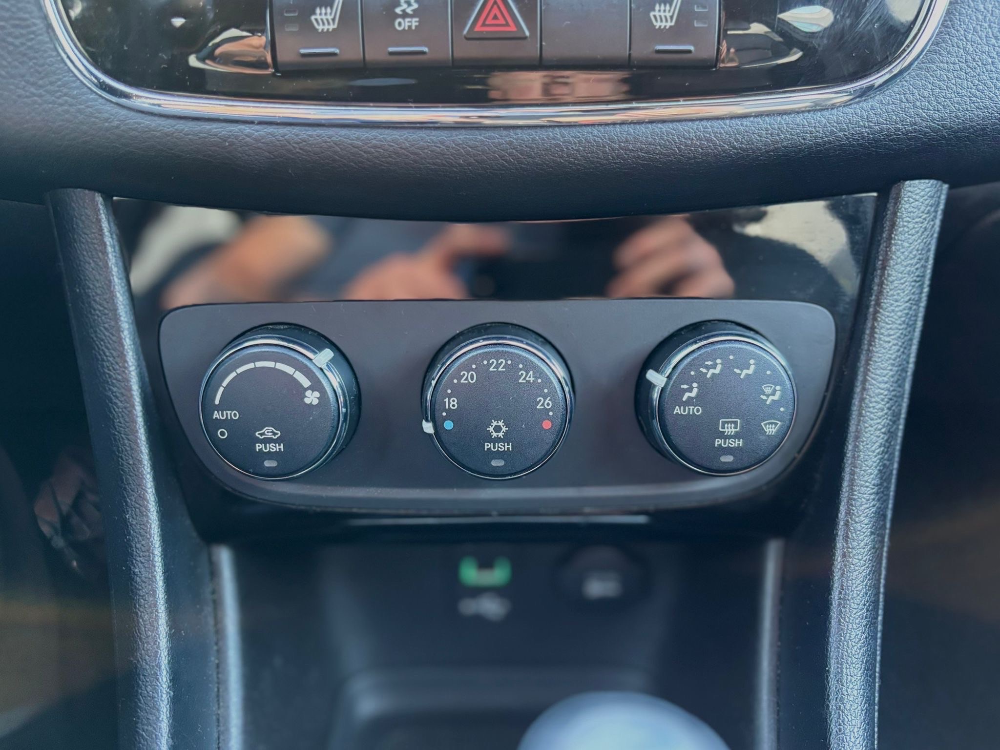 /canwestautoinc/2013-Chrysler-200-3612537518998362.jpg