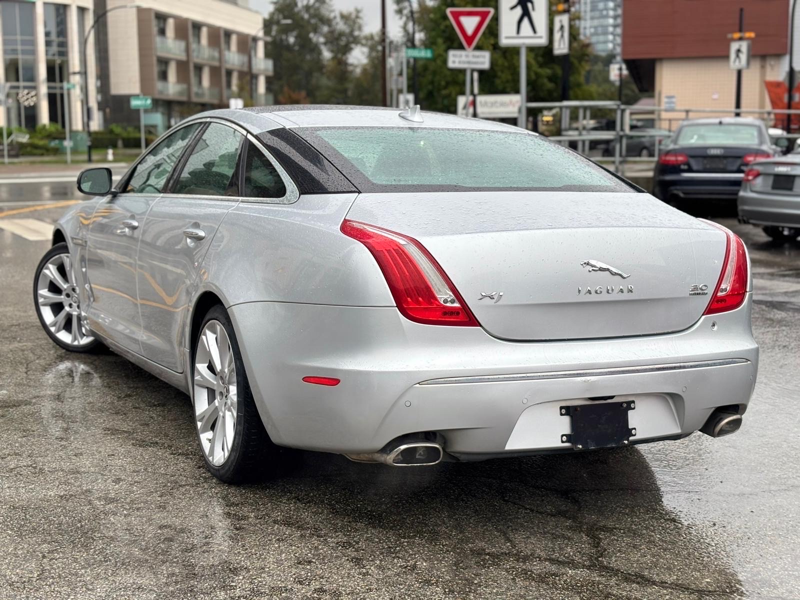 /canwestautoinc/2013-Jaguar-XJ-4812436835479612.jpg