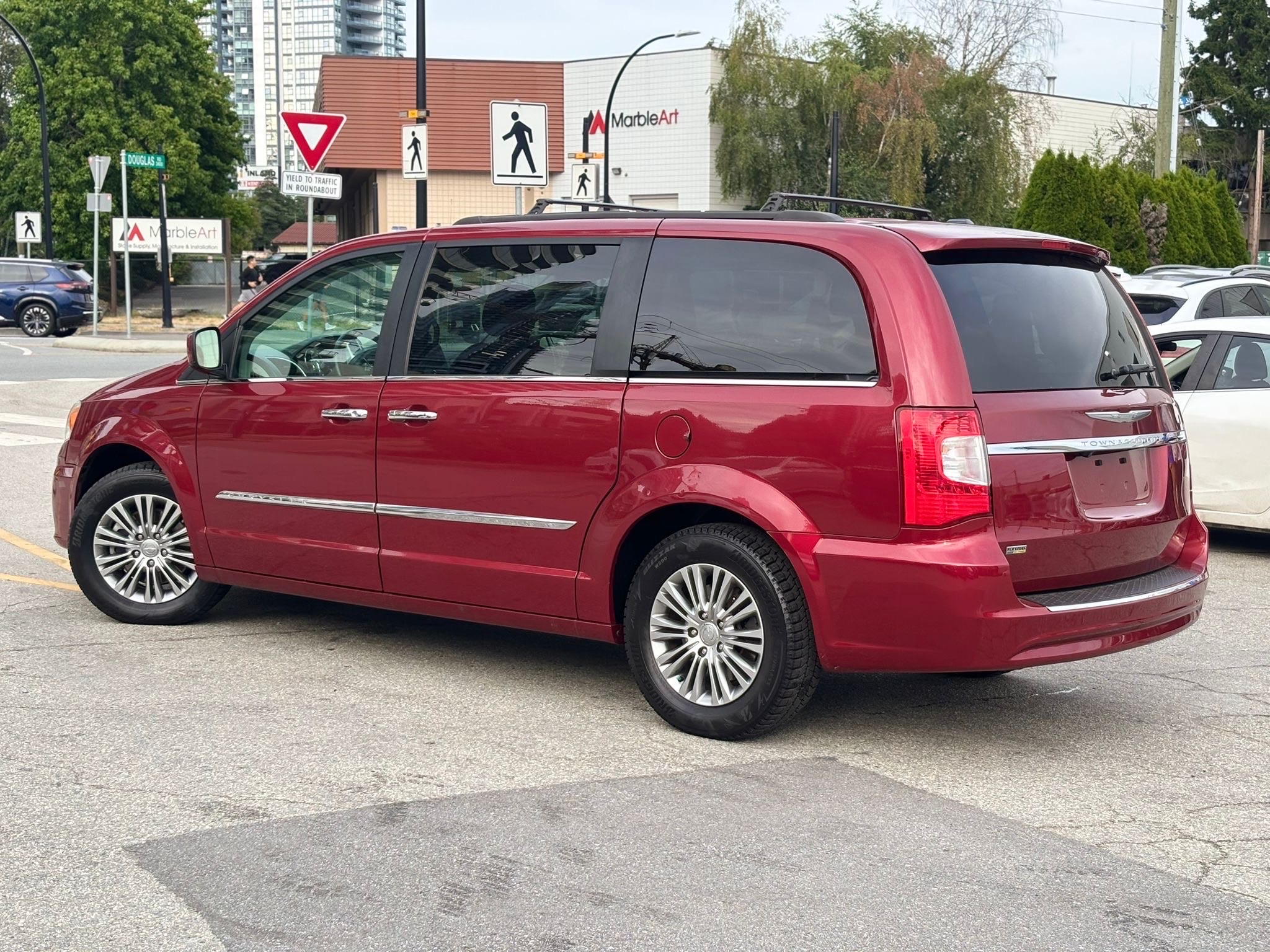 /canwestautoinc/2014-Chrysler-Town&-18745445857060283.jpg