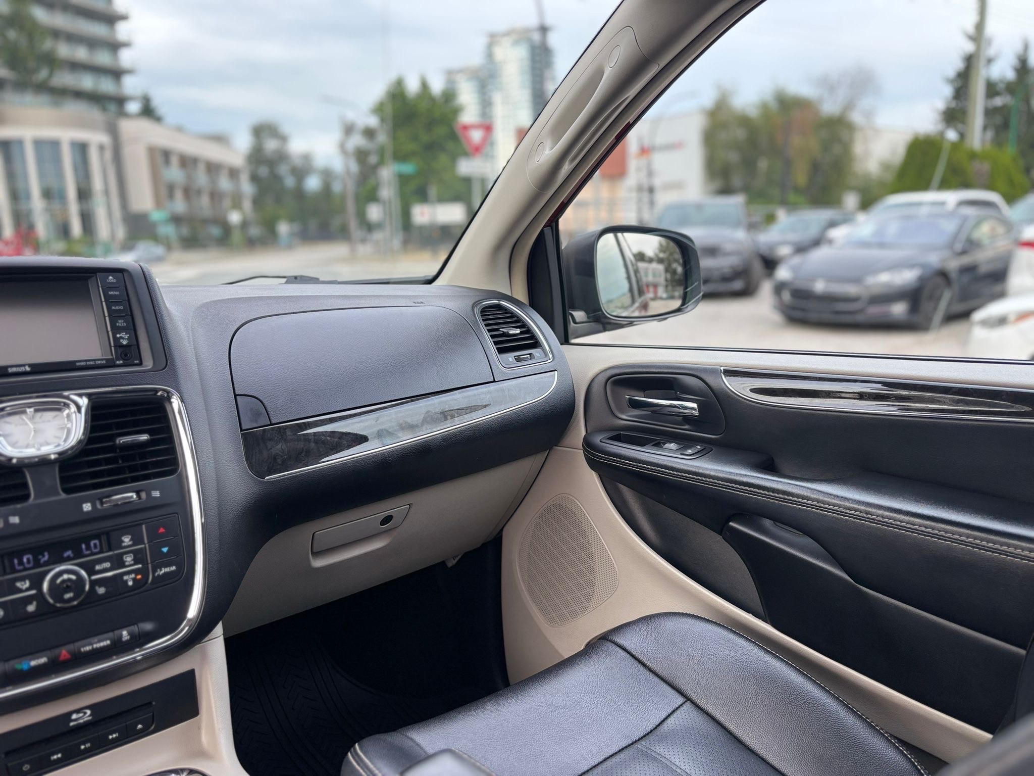 /canwestautoinc/2014-Chrysler-Town&-63039993354324.jpg
