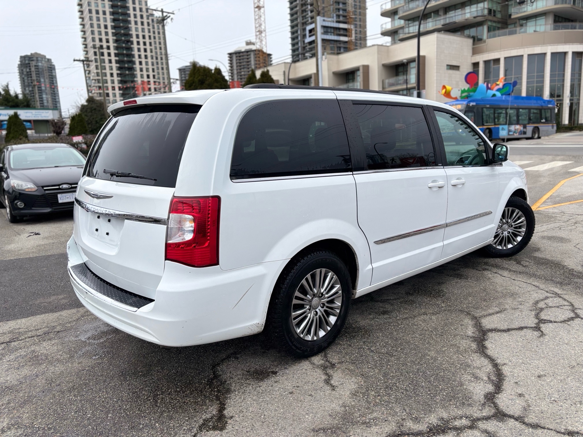 /canwestautoinc/2014-Chrysler-Town&-8024161166796919.jpg