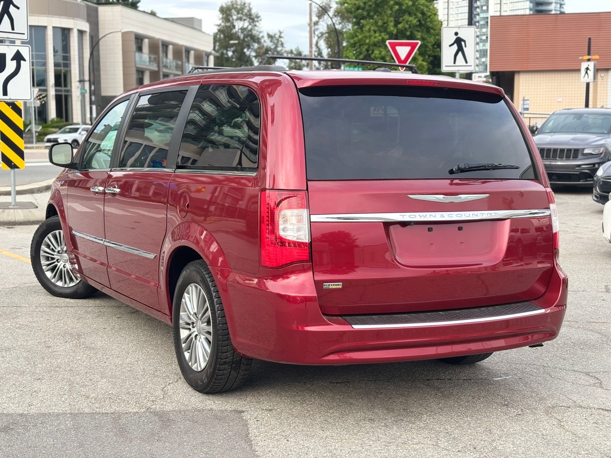 /canwestautoinc/2014-Chrysler-Town&-9922678551508624.jpg