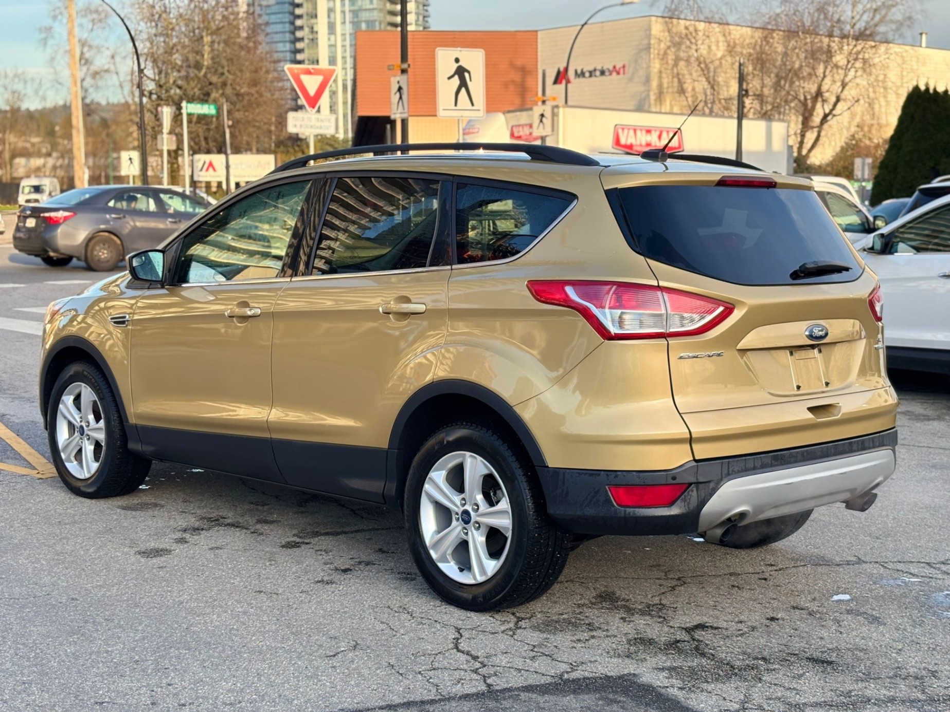 /canwestautoinc/2014-Ford-Escape-16629136315397863.jpg