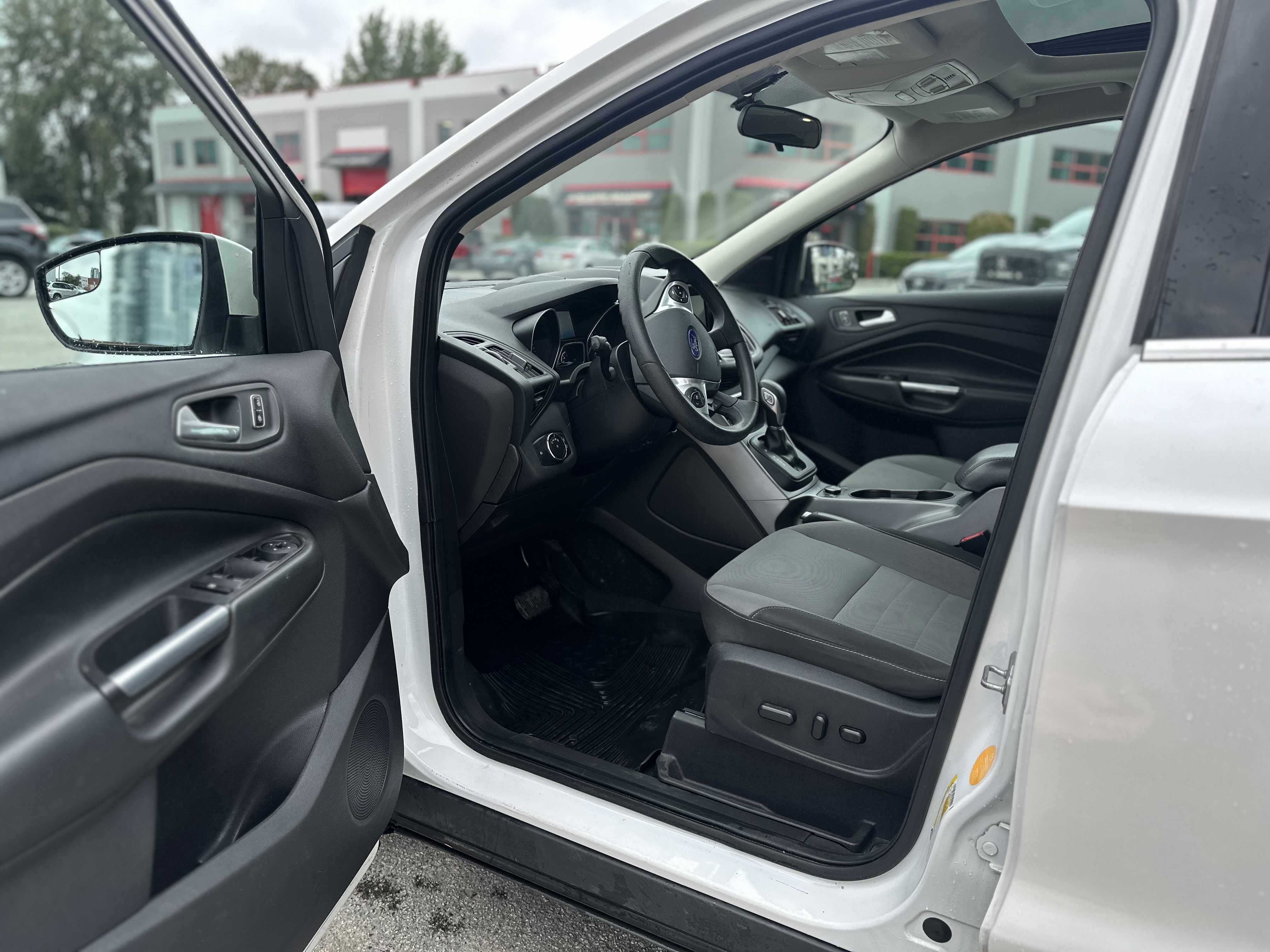 /canwestautoinc/2014-Ford-Escape-7881765841342385.jpg