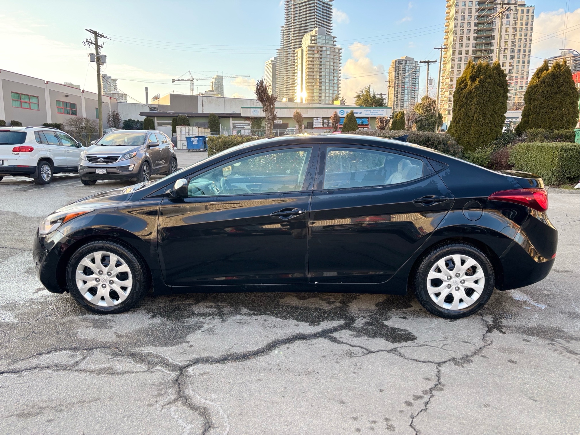 /canwestautoinc/2014-Hyundai-Elantra-20274749937082137.jpg