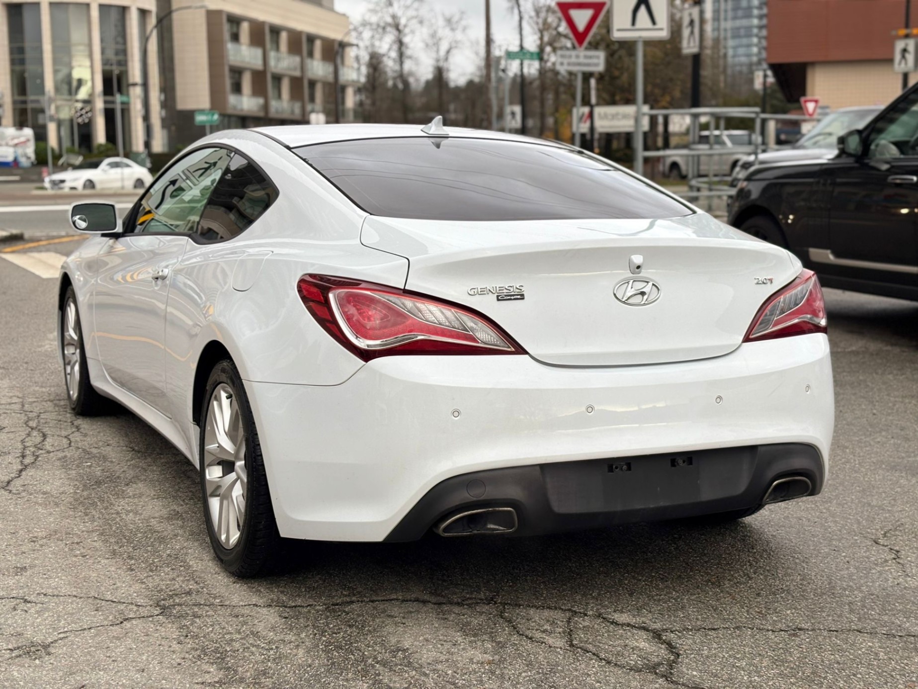 /canwestautoinc/2014-Hyundai-Genesis-10816418155988639.jpg