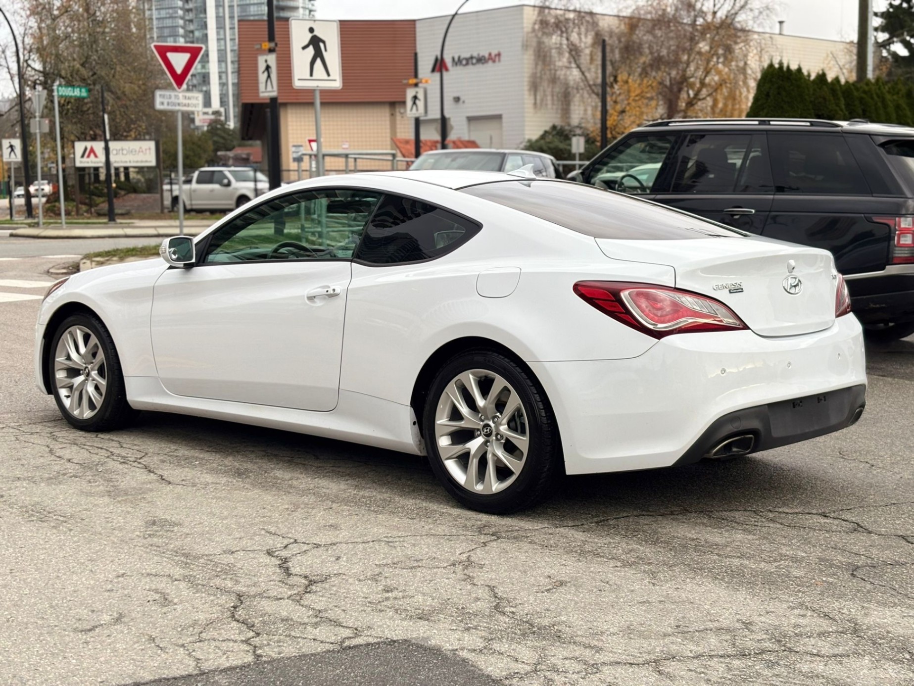 /canwestautoinc/2014-Hyundai-Genesis-8262797607289656.jpg