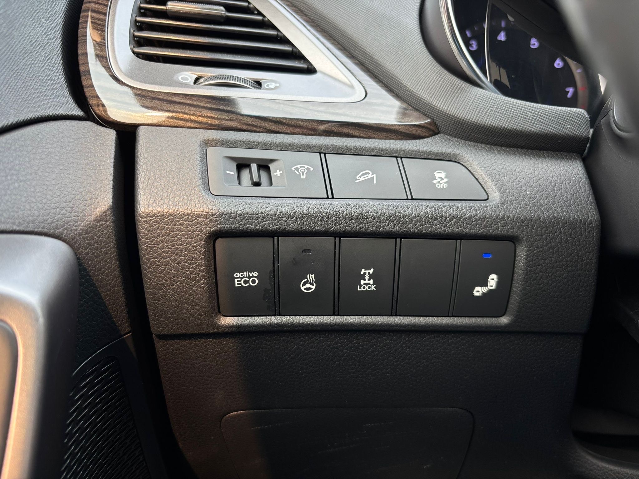 /canwestautoinc/2014-Hyundai-SantaFe-3664327807762766.jpg