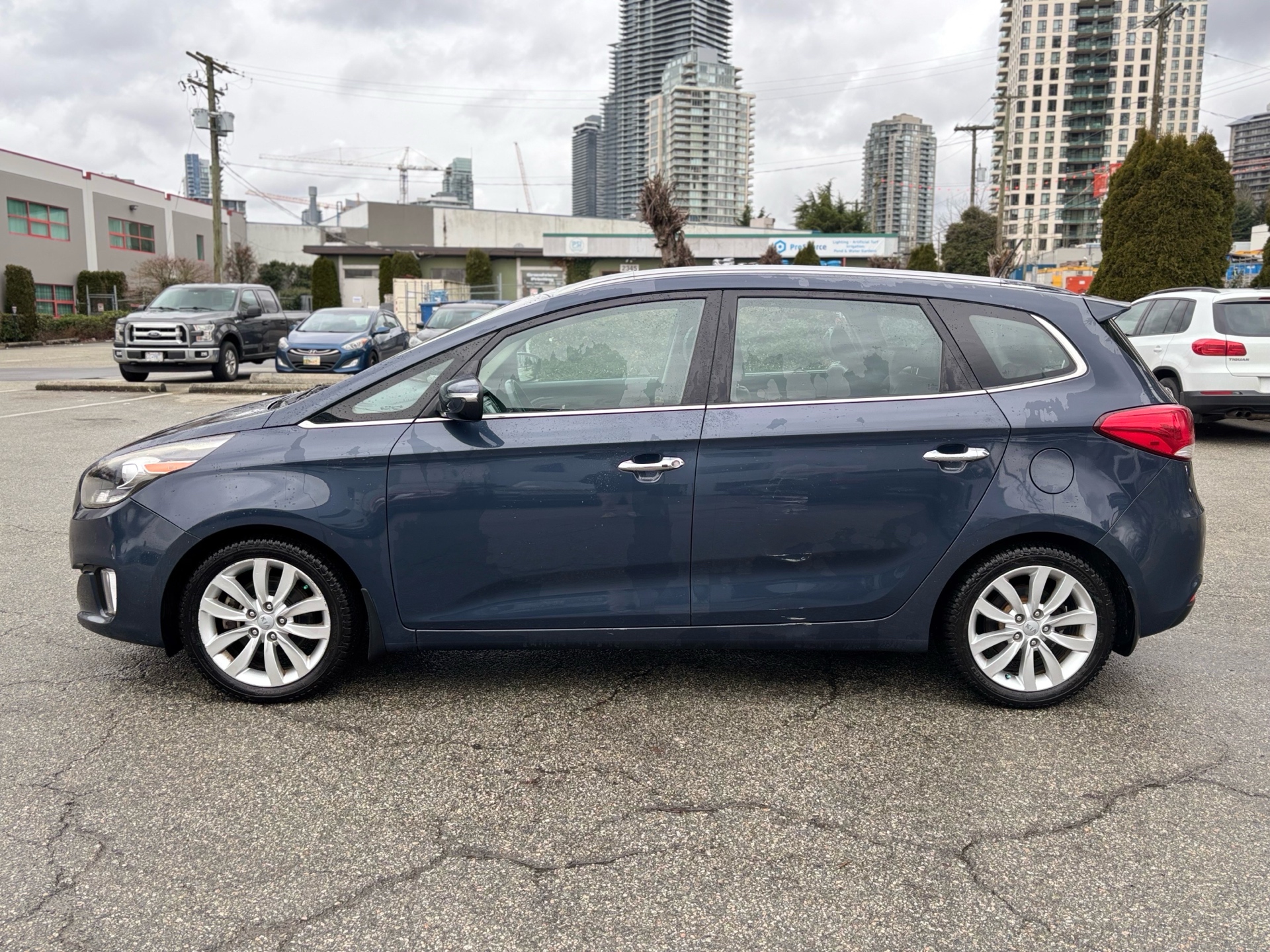 /canwestautoinc/2014-Kia-Rondo-1438777181932096.jpg