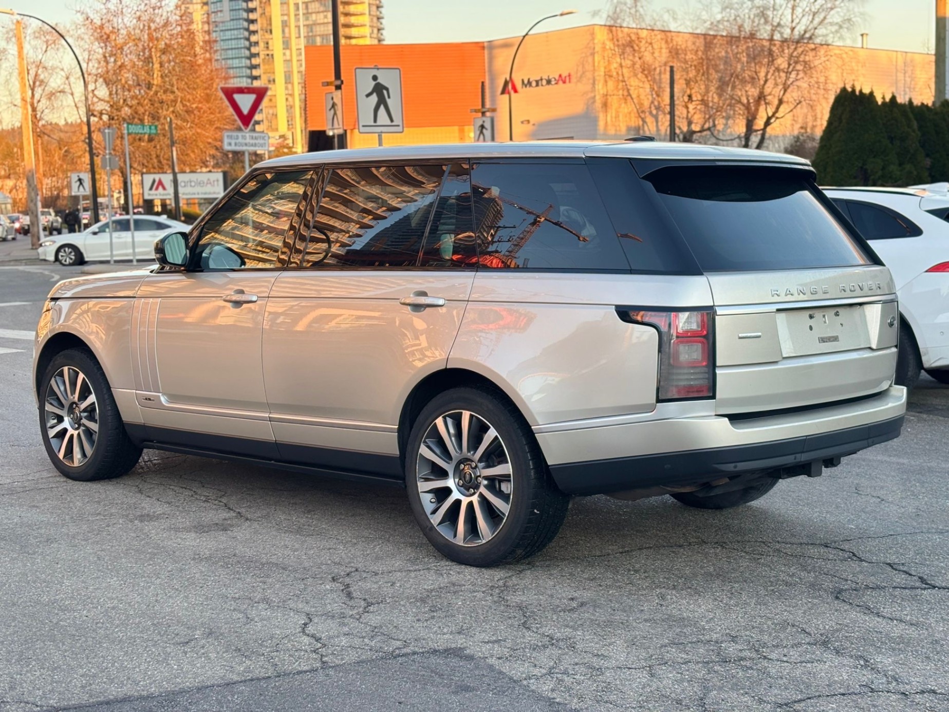 /canwestautoinc/2014-LandRover-RangeRover-1570163575335426.jpg