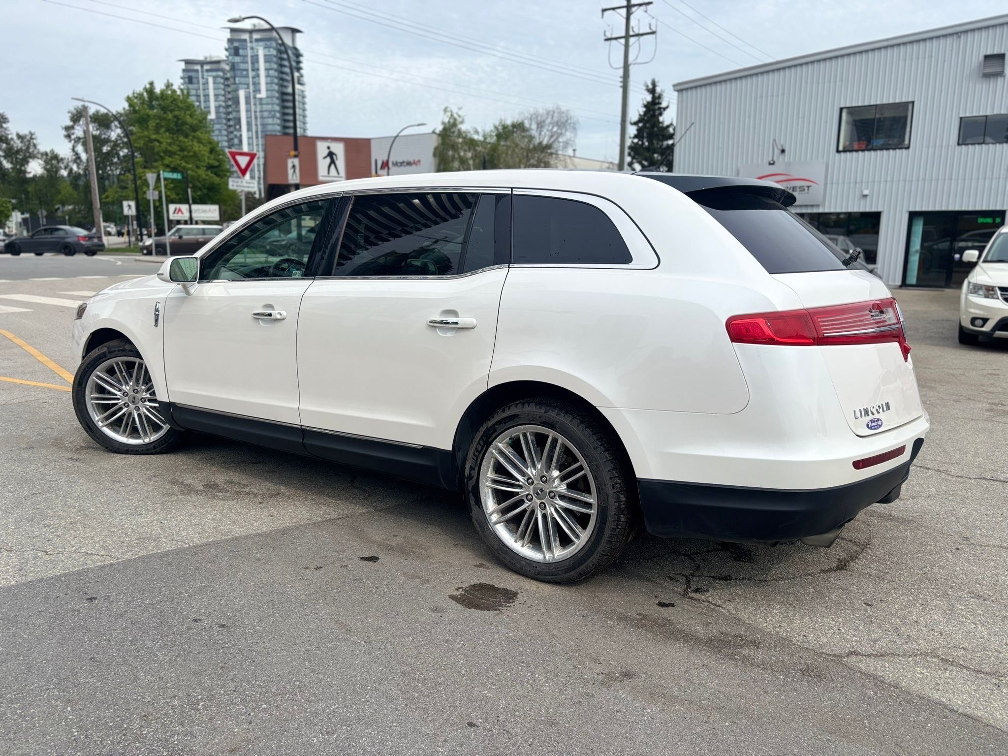 /canwestautoinc/2014-Lincoln-MKT-8645837878482077.jpg