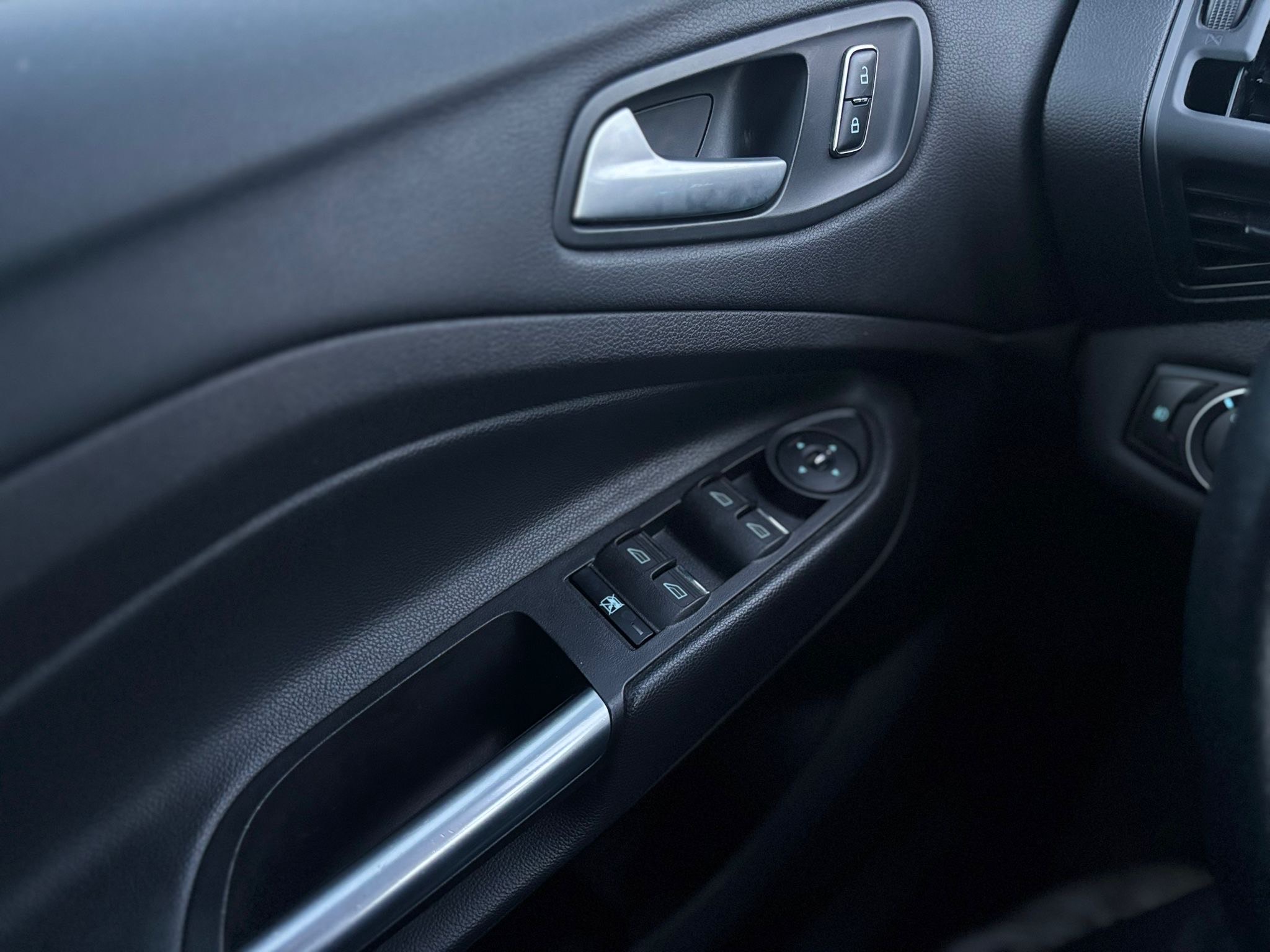 /canwestautoinc/2015-Ford-Escape-11911005159465549.jpg