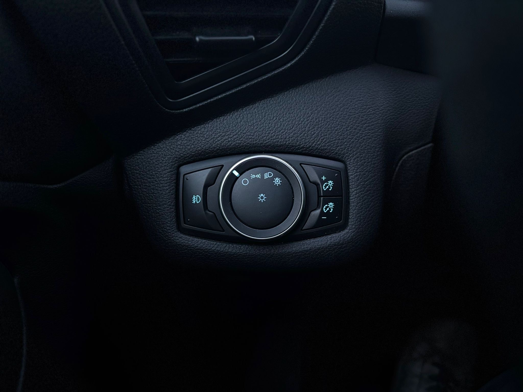 /canwestautoinc/2015-Ford-Escape-12475784574897975.jpg