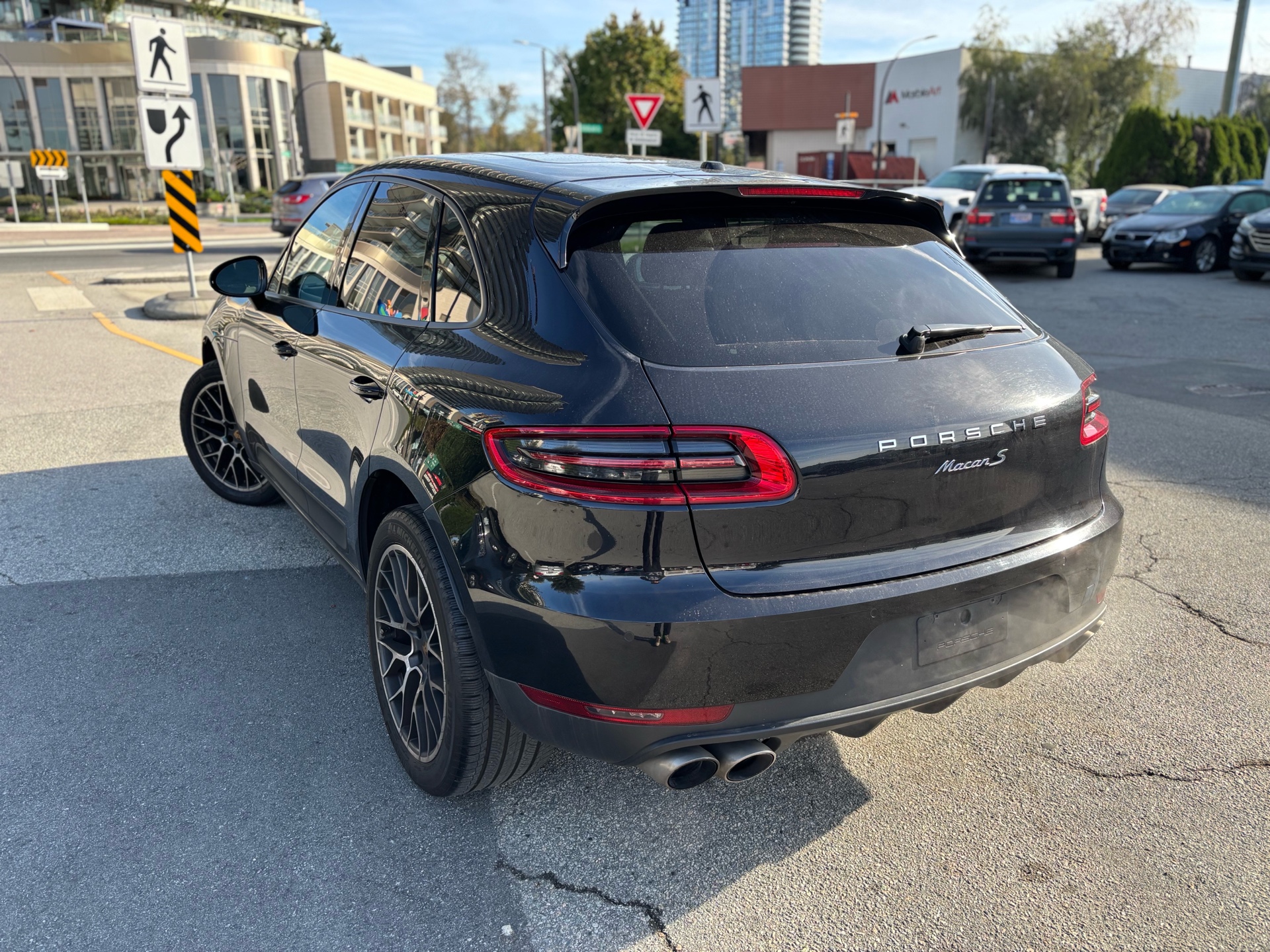 /canwestautoinc/2015-Porsche-Macan-13610073598824335.jpg
