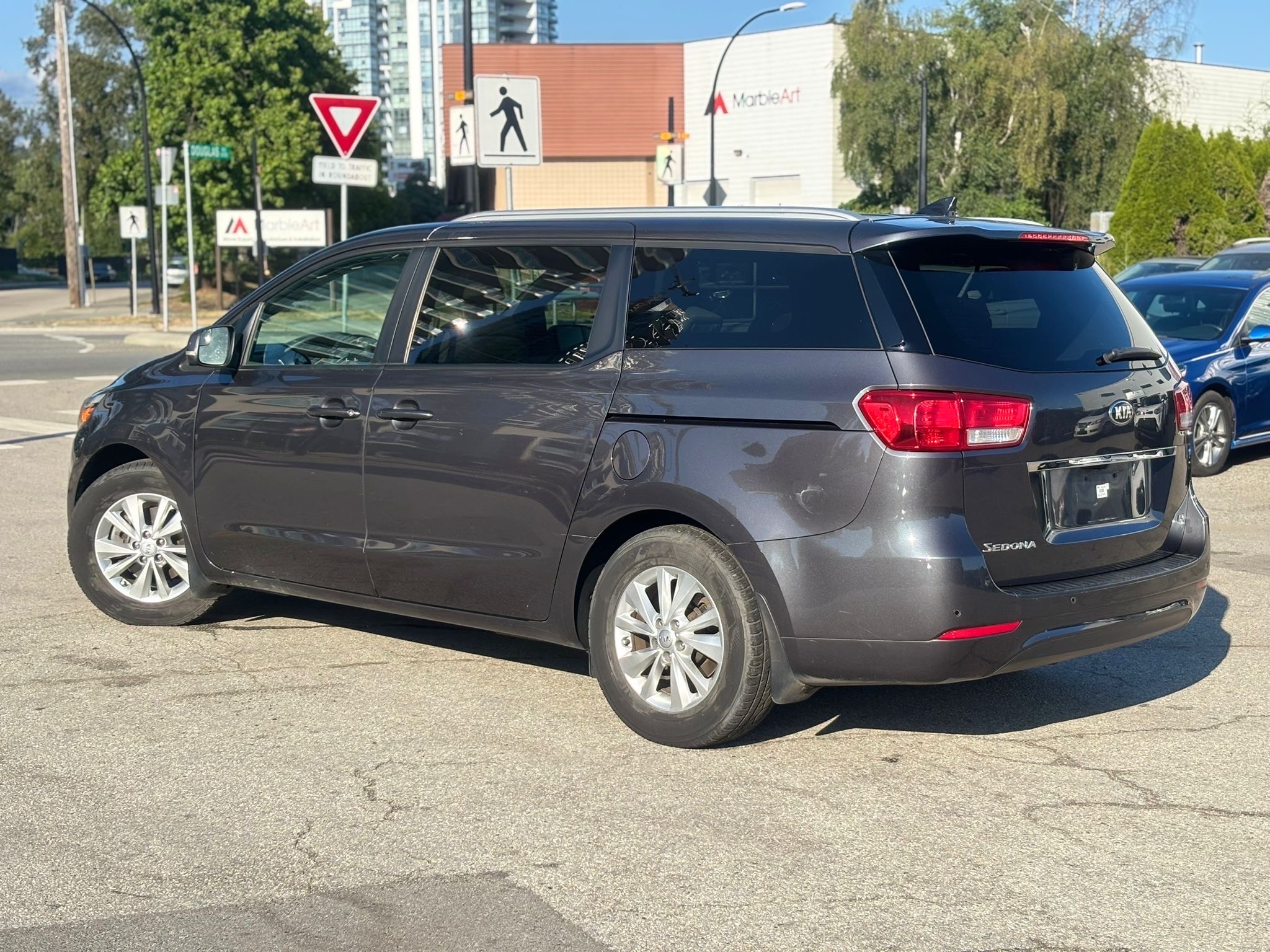 /canwestautoinc/2017-Kia-Sedona-43757524182814844.jpg