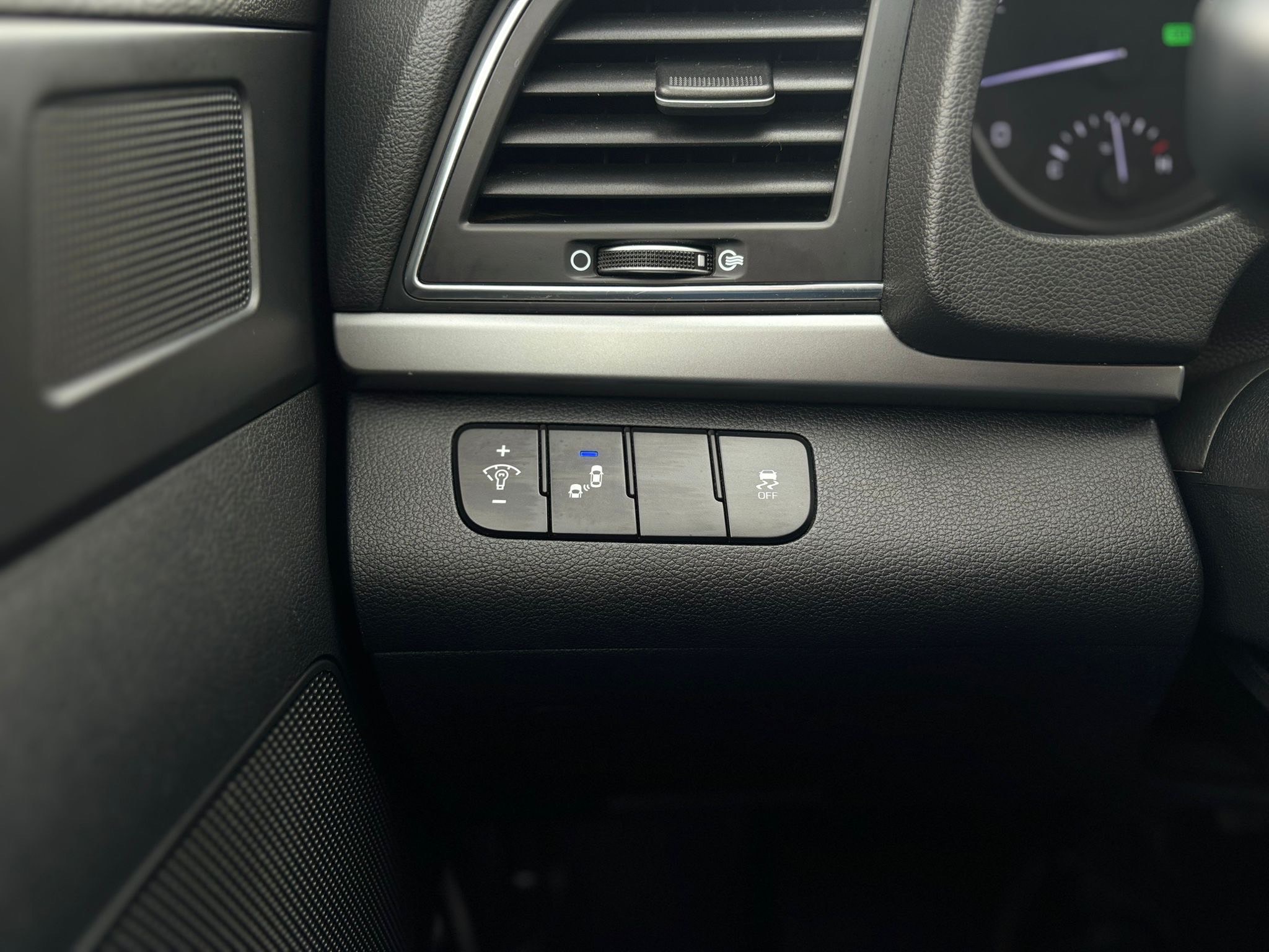/canwestautoinc/2018-Hyundai-Elantra-2537168916170358.jpg
