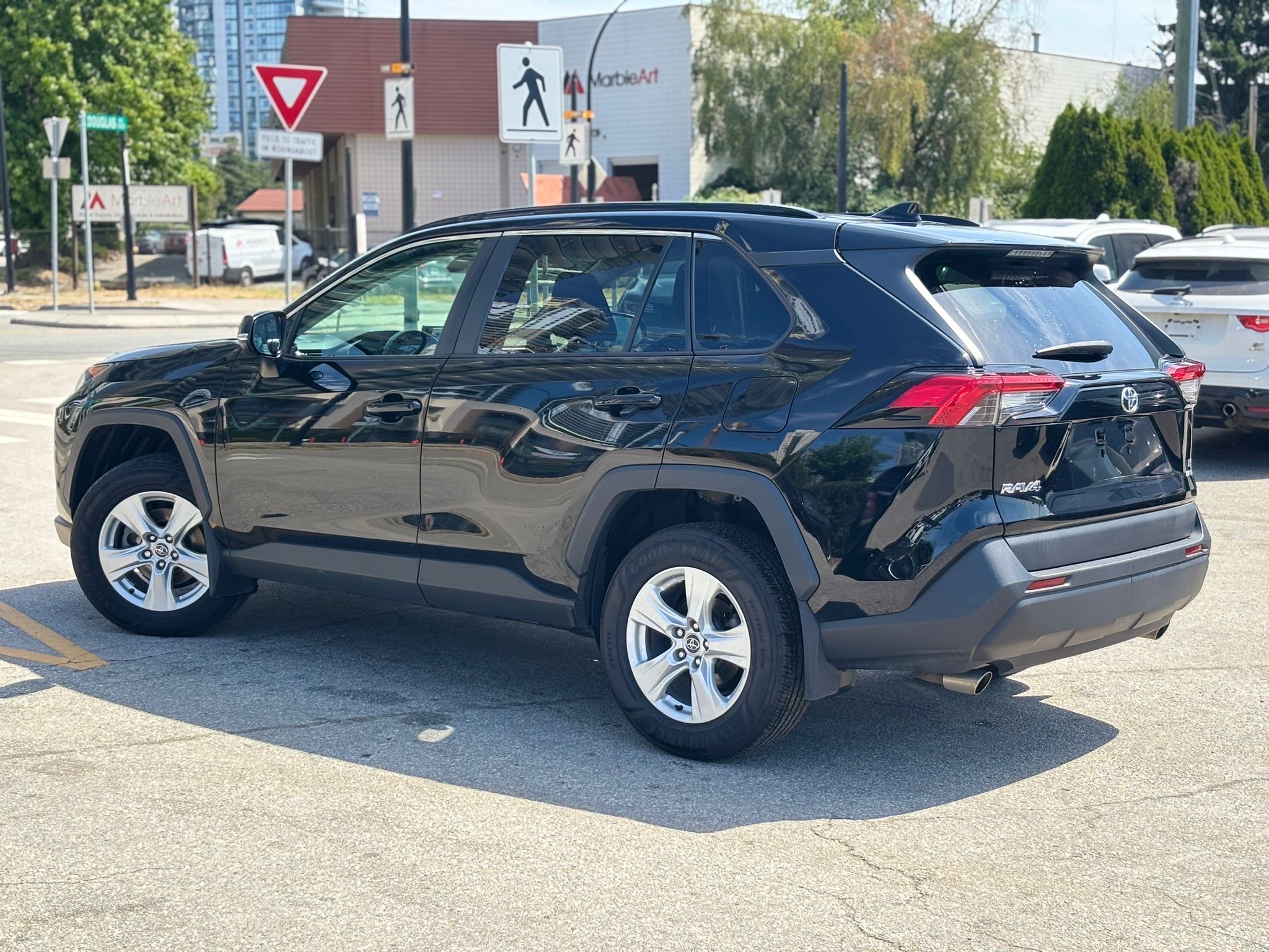 /canwestautoinc/2019-Toyota-RAV4-005989229697763054.jpg