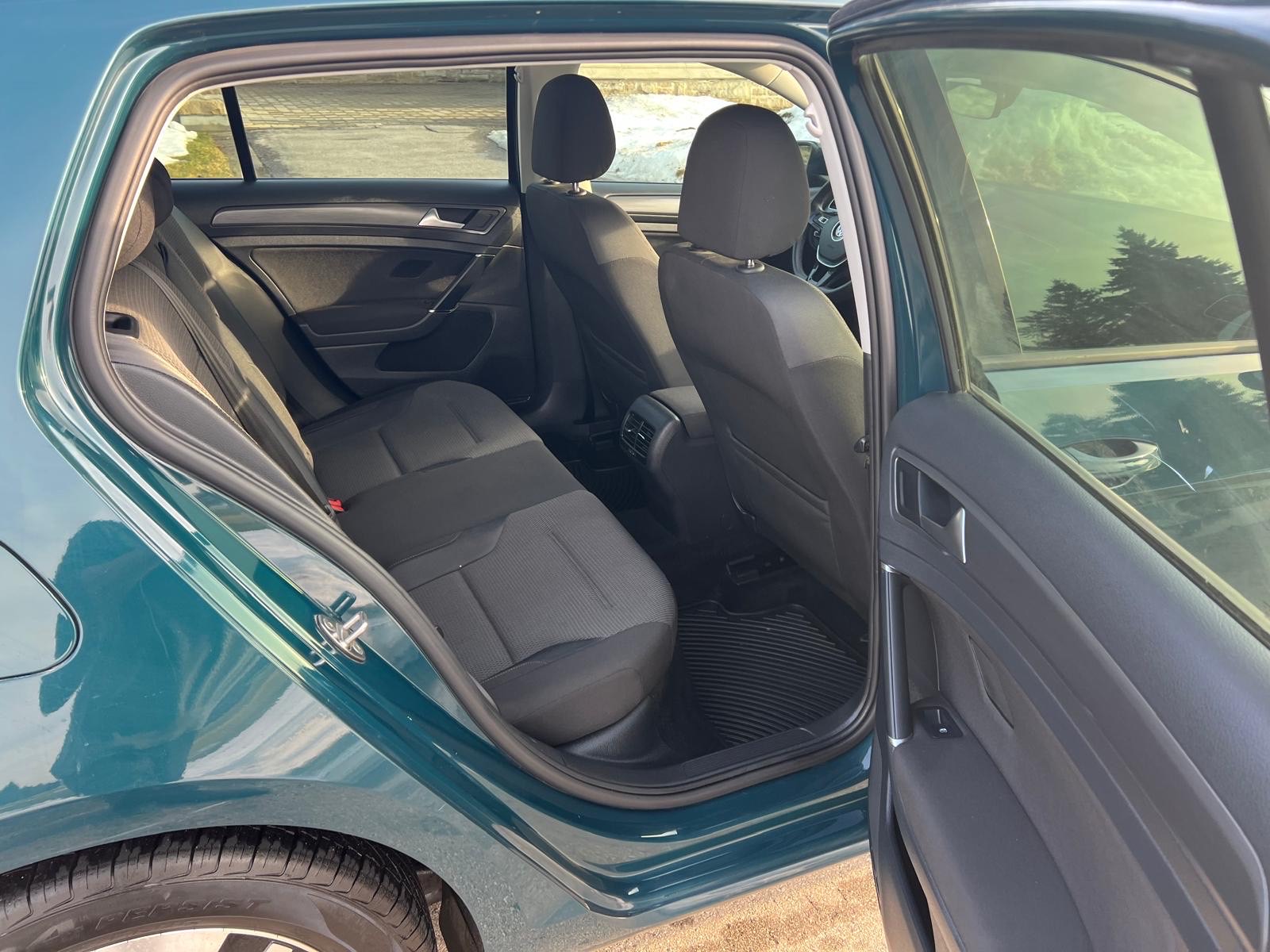 /carage/2017-Volkswagen-E-Golf-11813332879711047.jpg