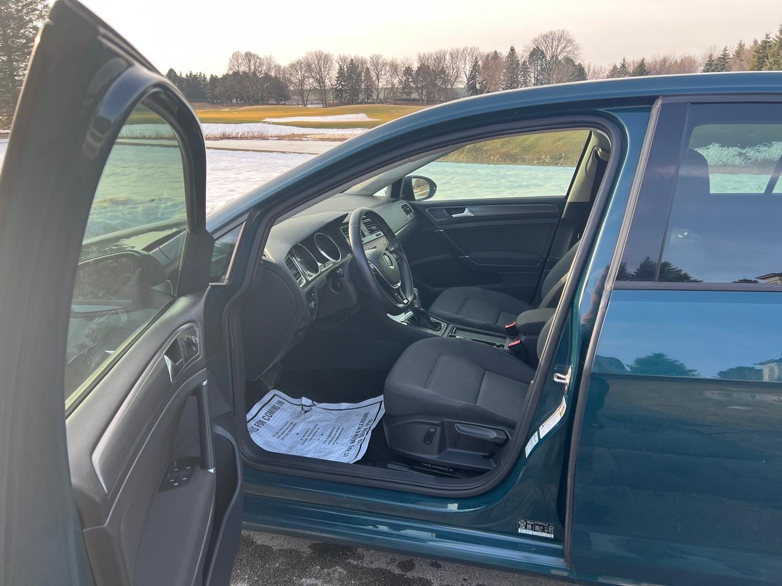 /carage/2017-Volkswagen-E-Golf-6152174998417501.jpg