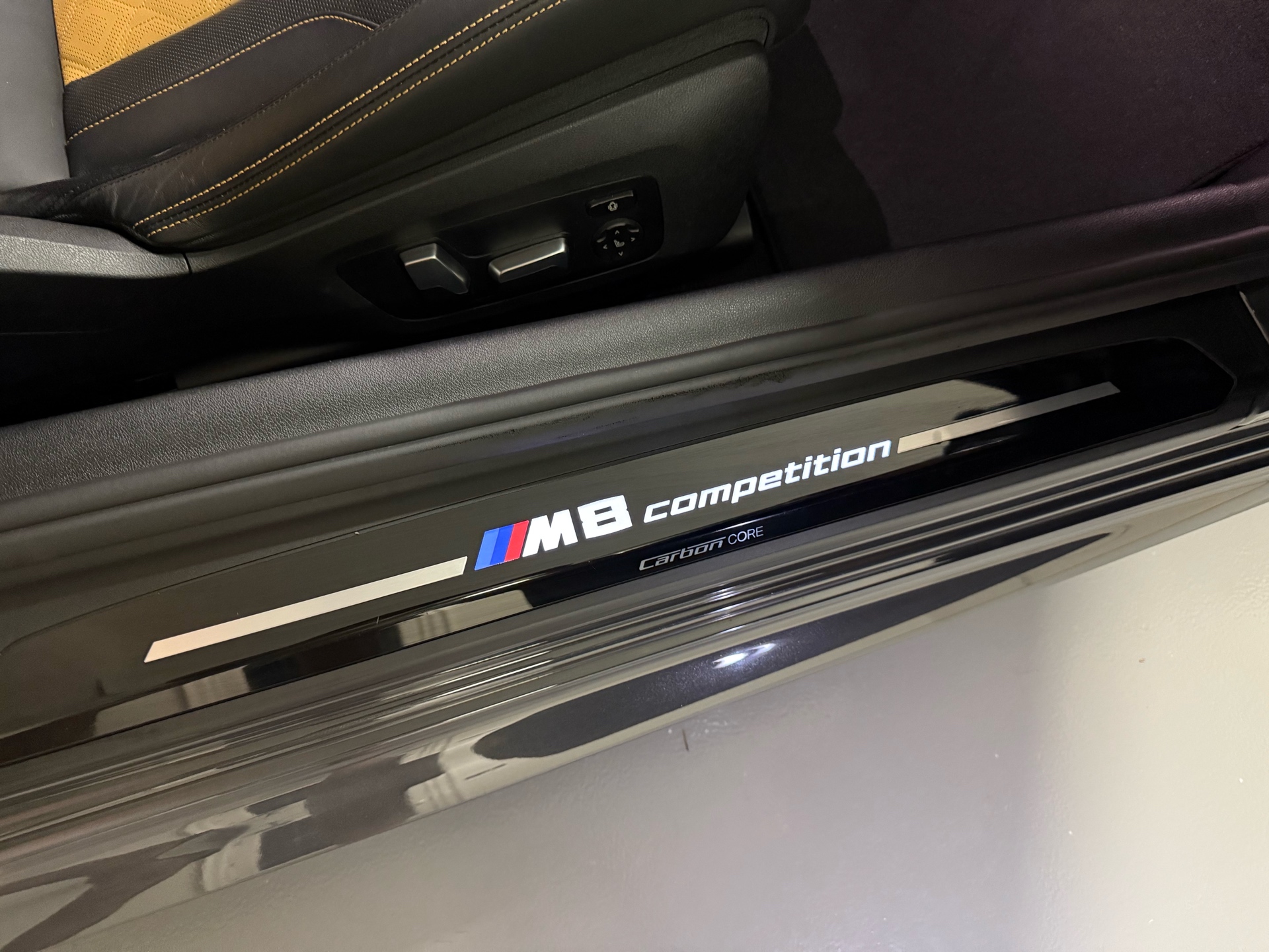 /carage/2020-BMW-M8-16552765098876154.jpg