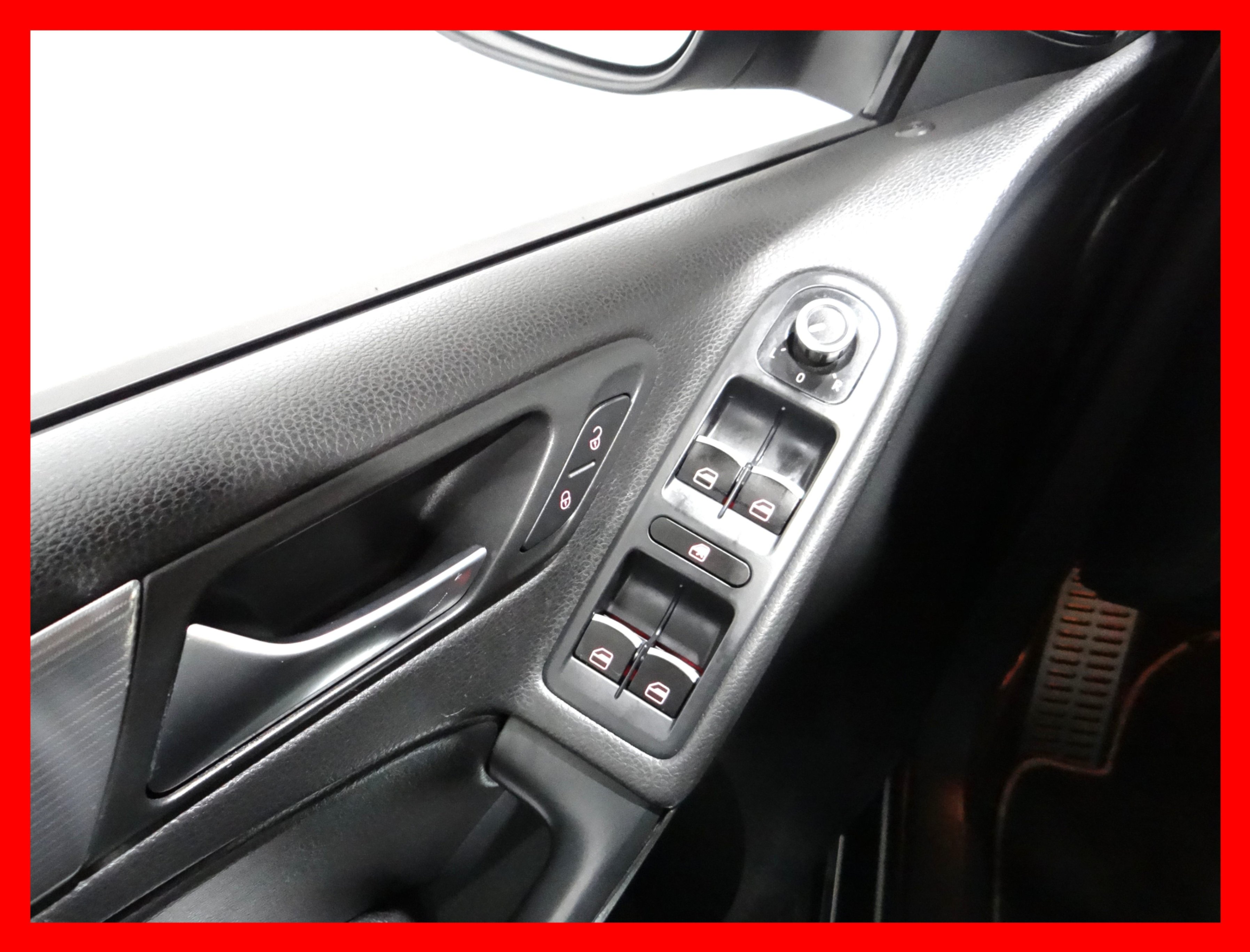 /carconnectiontoronto/2012-Volkswagen-GolfR-4631841006811128.jpg