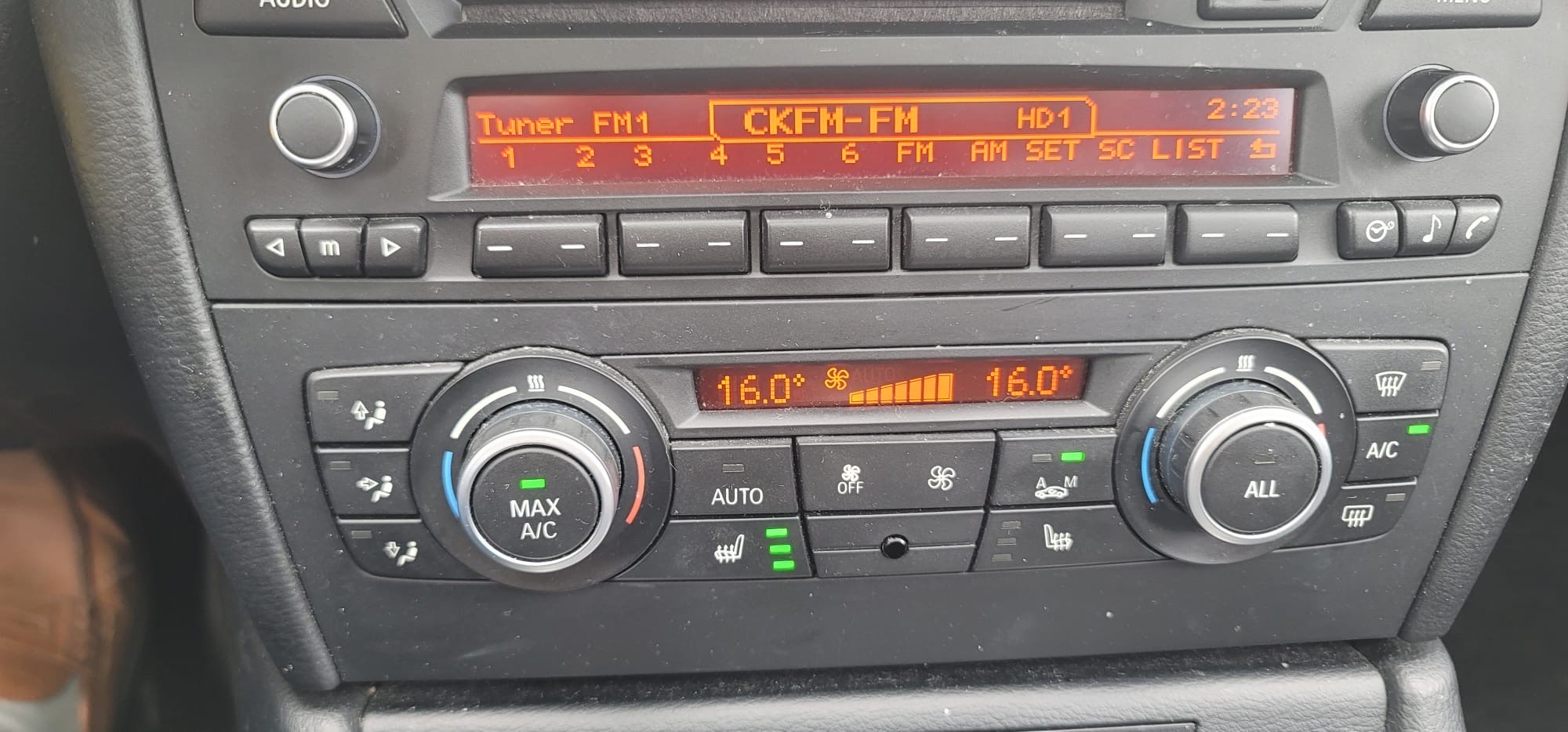 /carzrus/2015-BMW-X1-027140723261339428.jpg