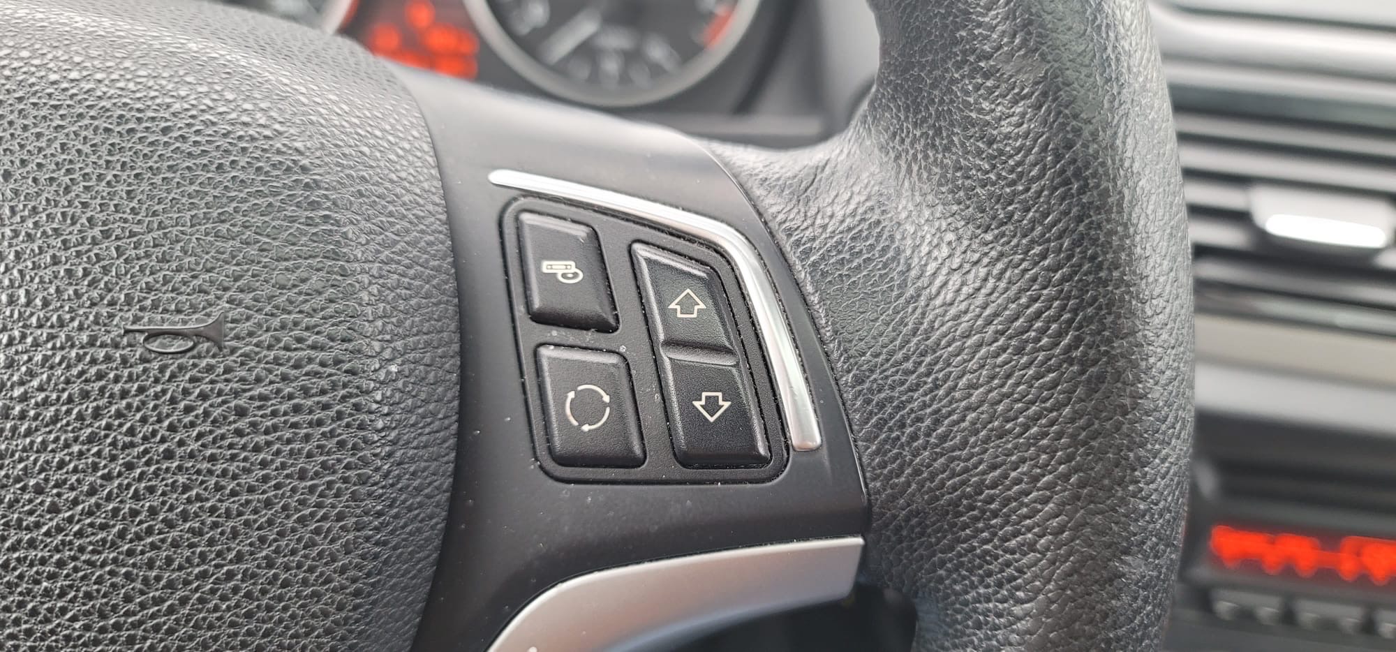 /carzrus/2015-BMW-X1-5514064407498813.jpg