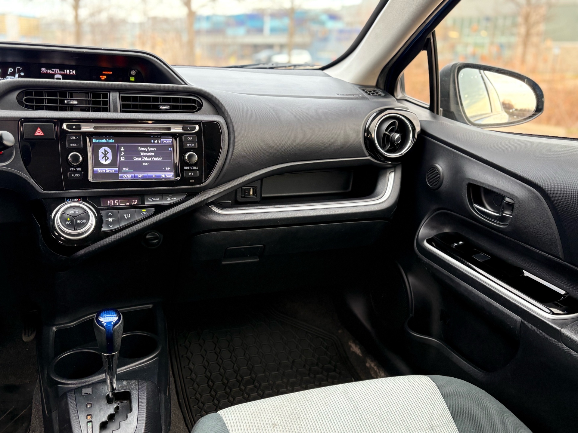 /carzrus/2015-Toyota-Priusc-017136038492033157.jpg