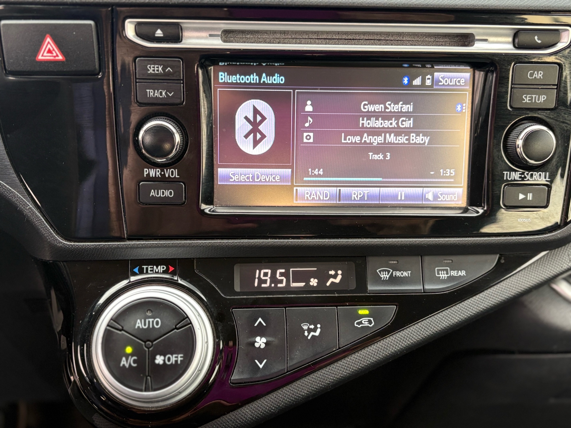 /carzrus/2015-Toyota-Priusc-02765730055441562.jpg