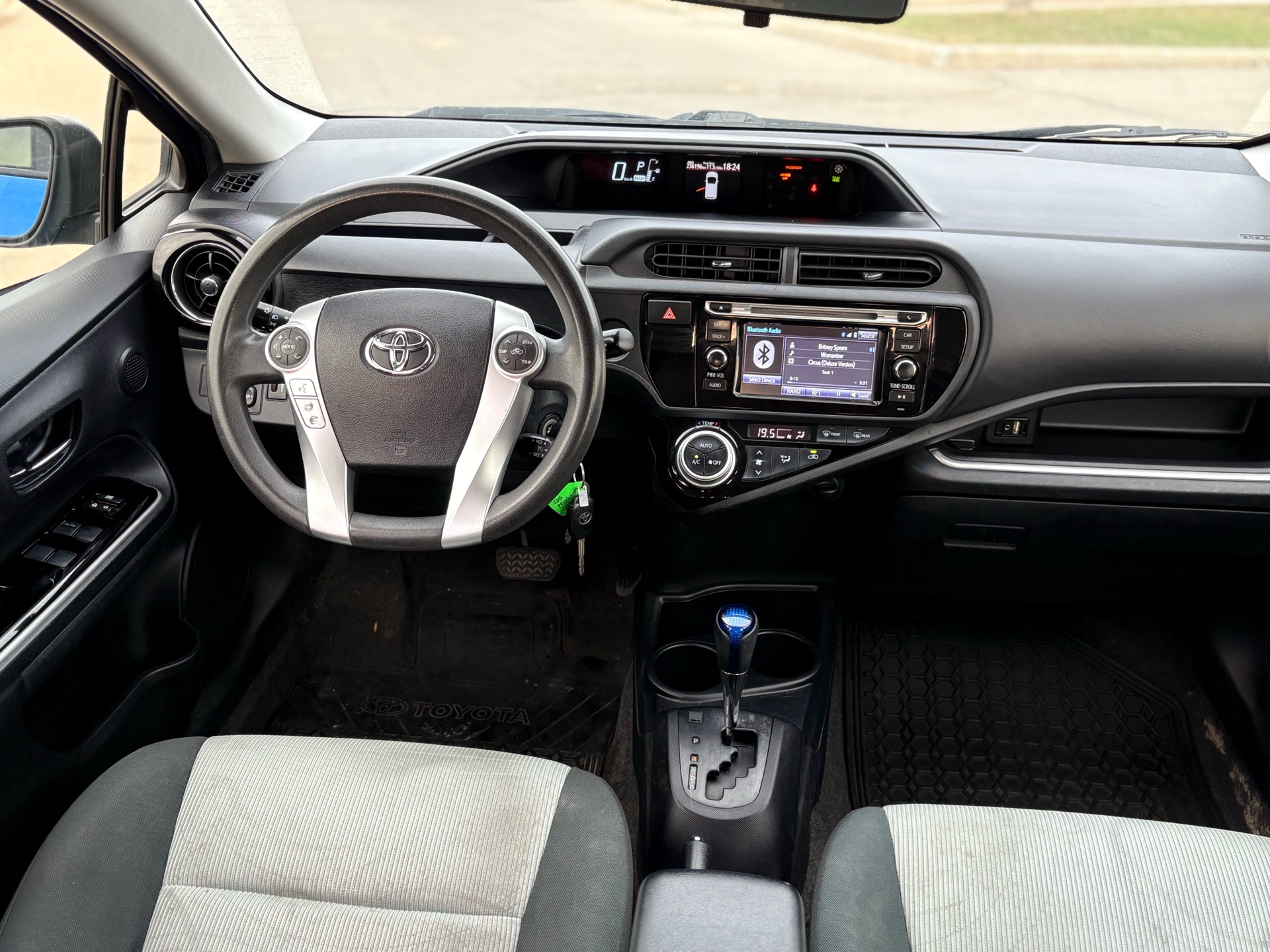 /carzrus/2015-Toyota-Priusc-035563730922373304.jpg