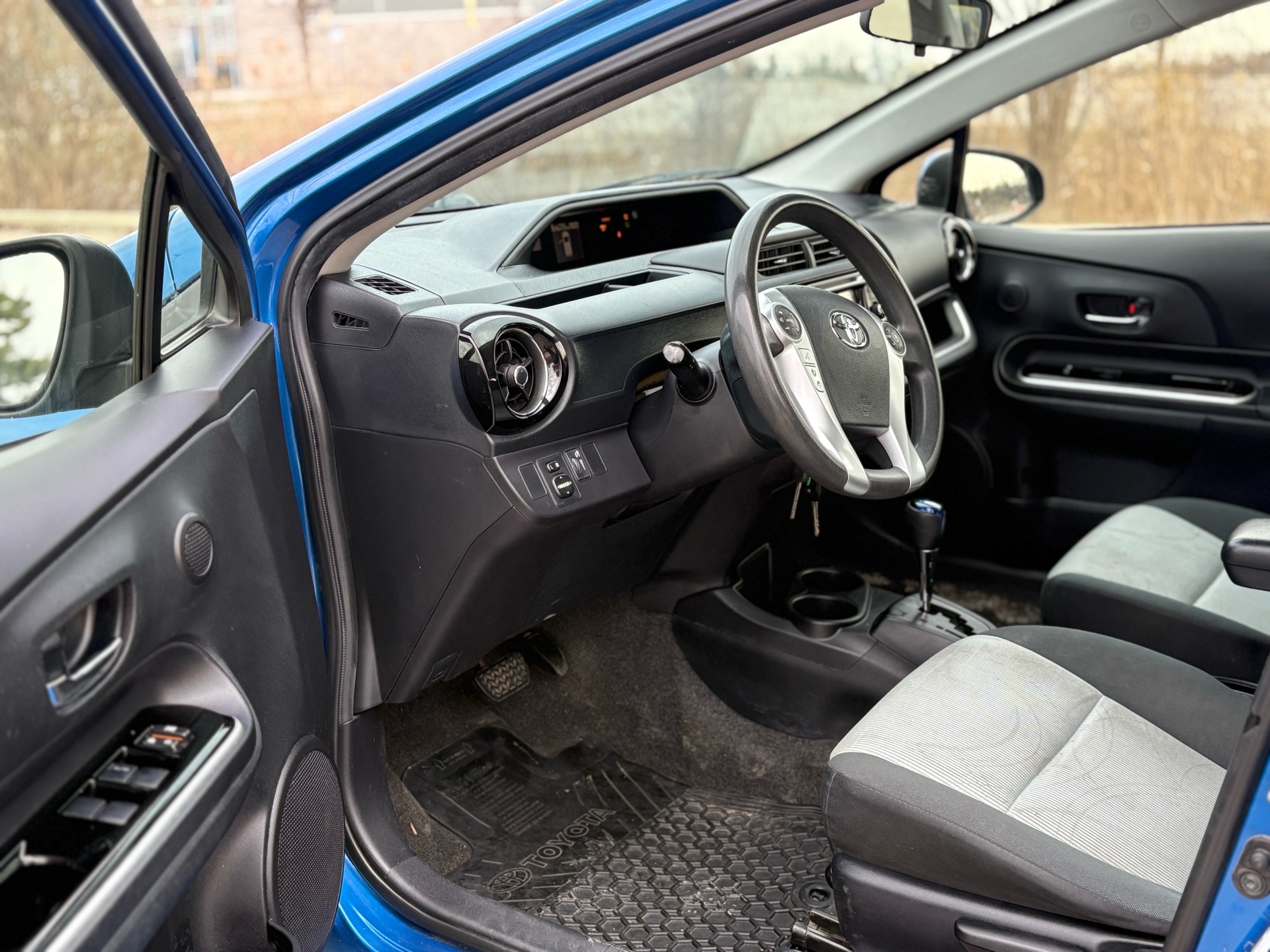 /carzrus/2015-Toyota-Priusc-4142712002775748.jpg