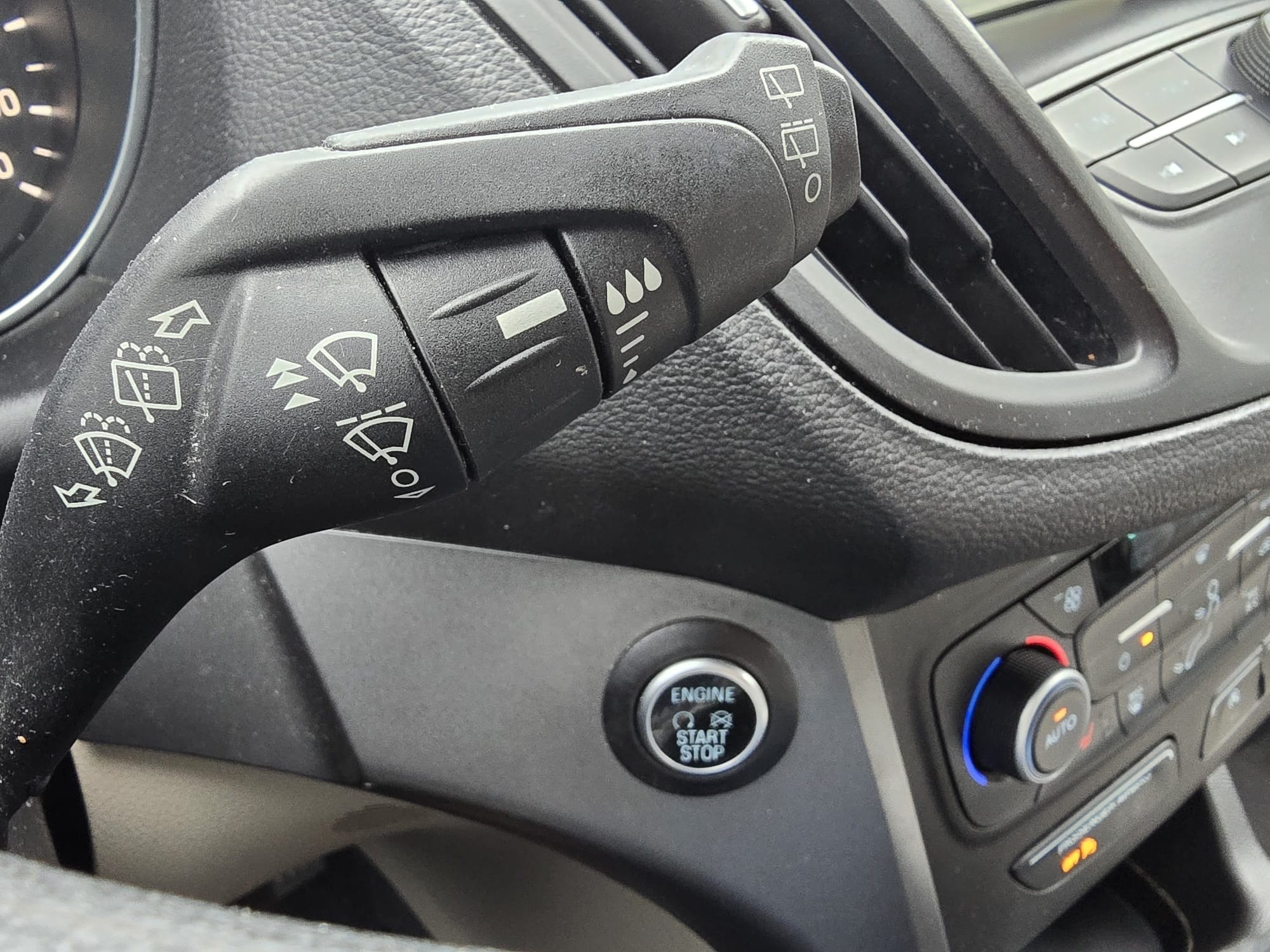 /carzrus/2019-Ford-Escape-05321084835888512.jpg