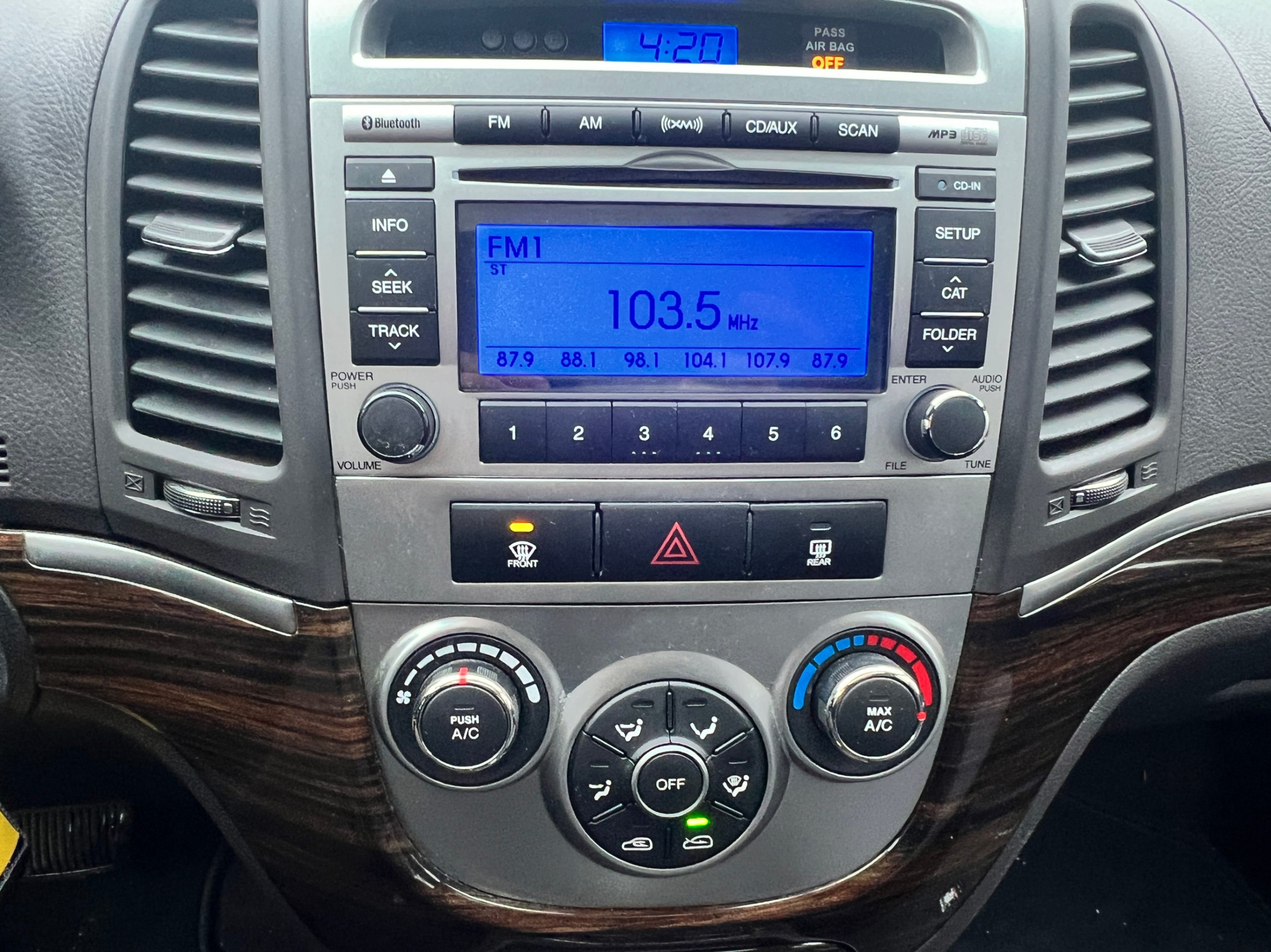 /crownautomobile/2011-Hyundai-SantaFe-8439622946110374.jpg