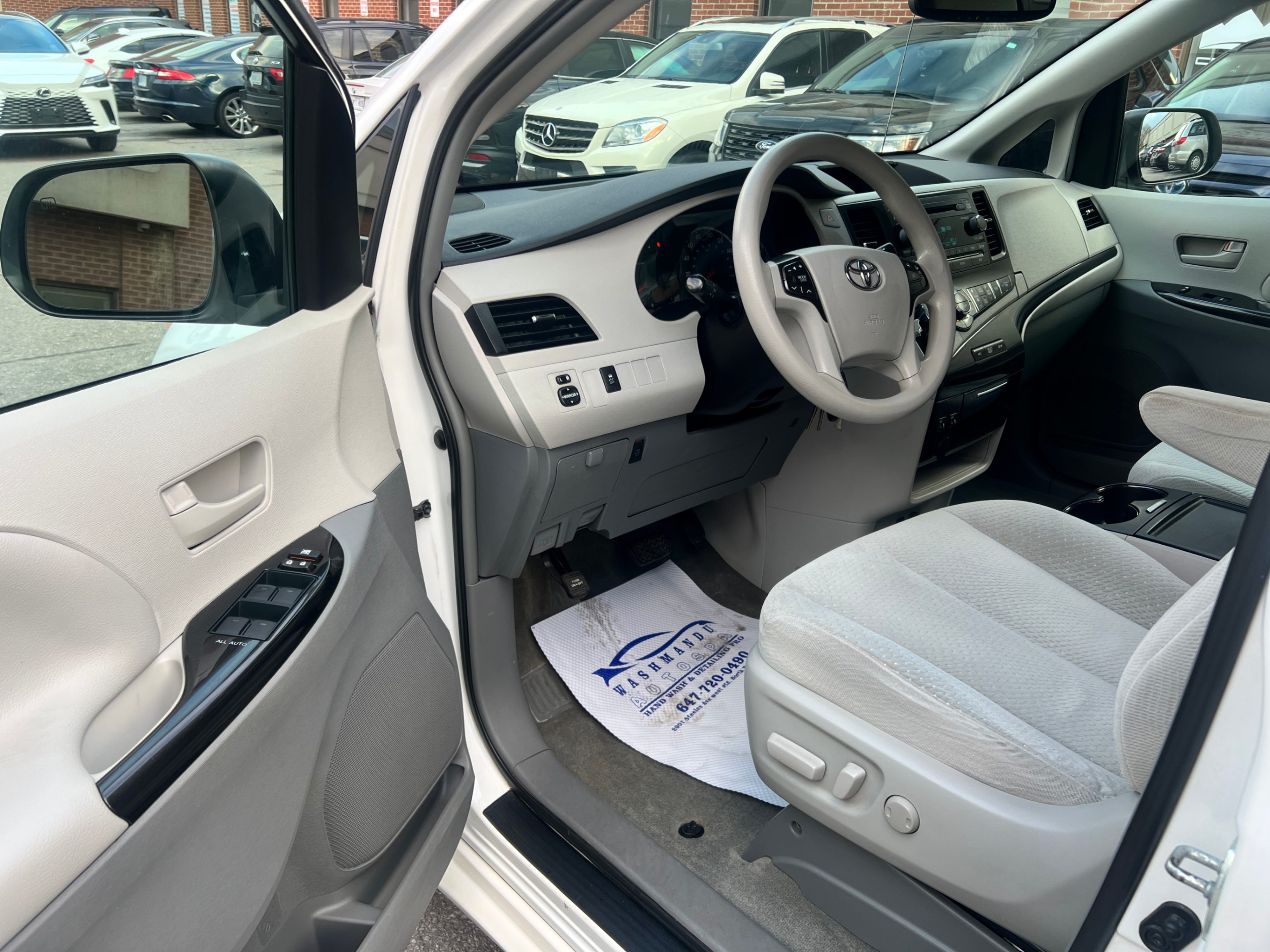 /crownautomobile/2014-Toyota-Sienna-04628418044787885.jpg