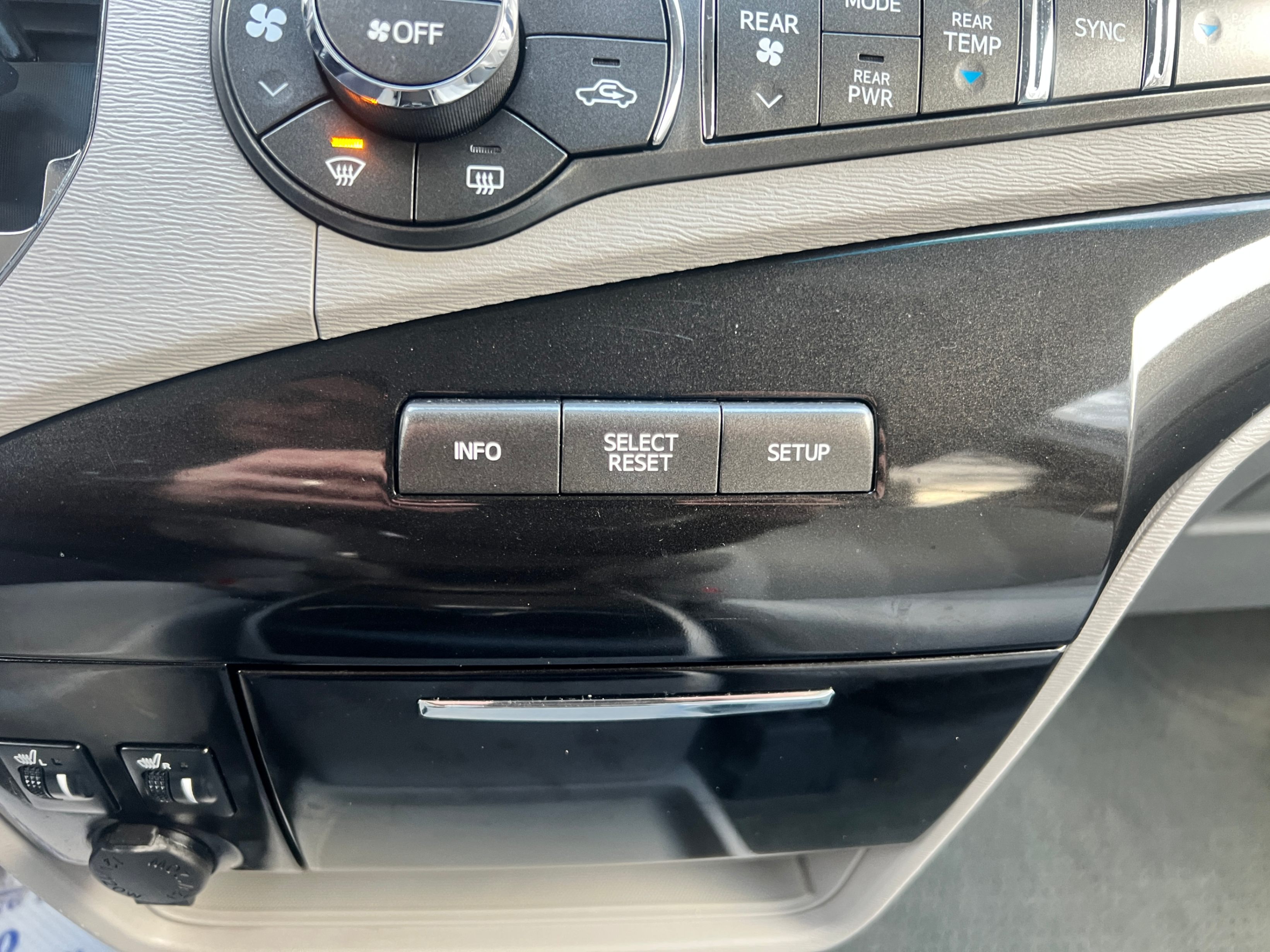 /crownautomobile/2014-Toyota-Sienna-17621724754320534.jpg