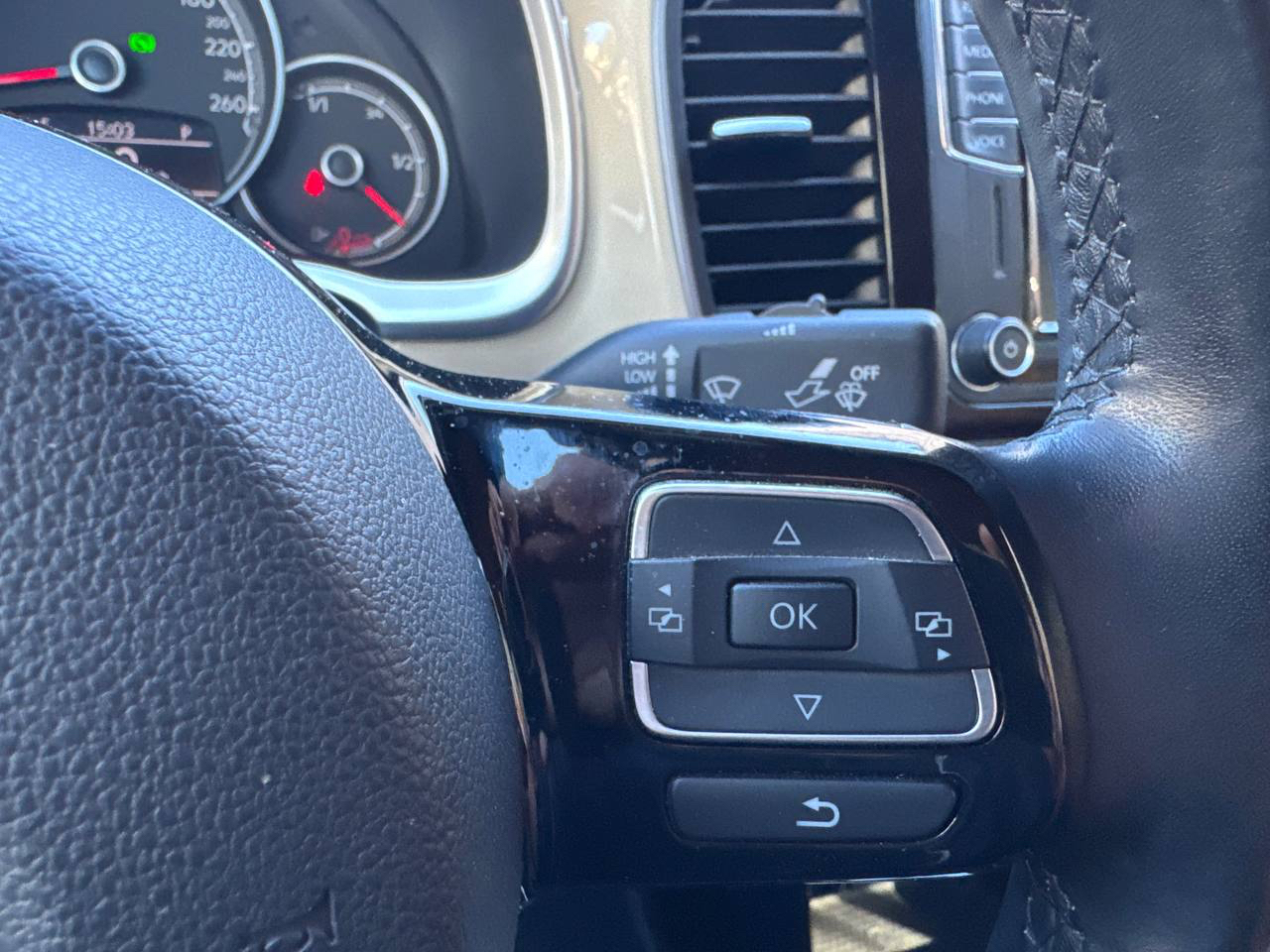 /crownautomobile/2019-Volkswagen-Beetle-0314949937421507.jpg