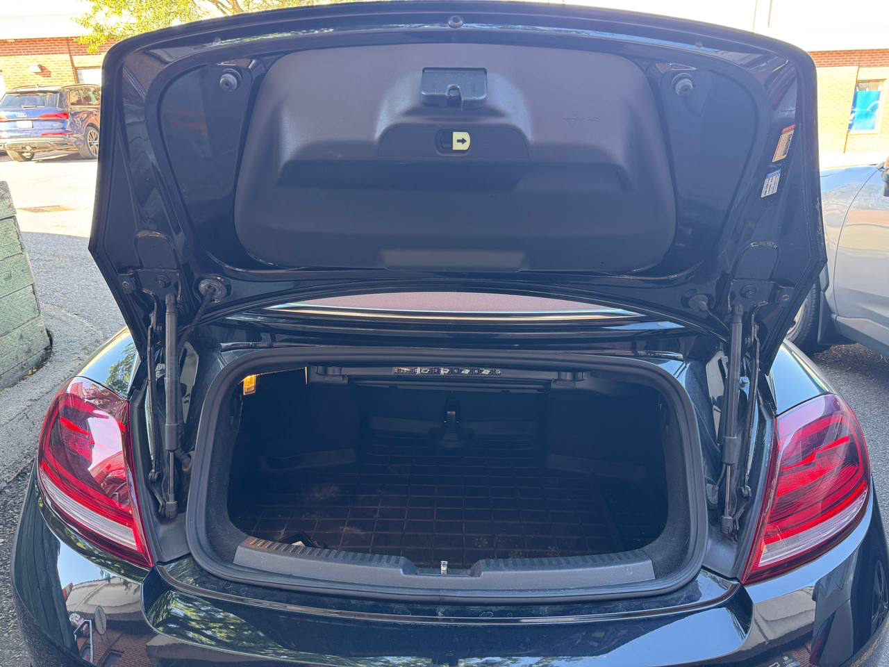 /crownautomobile/2019-Volkswagen-Beetle-055735885310819855.jpg