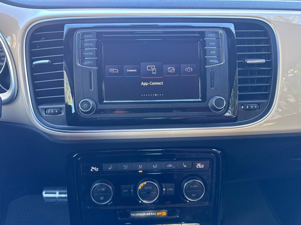 /crownautomobile/2019-Volkswagen-Beetle-5975302834889777.jpg
