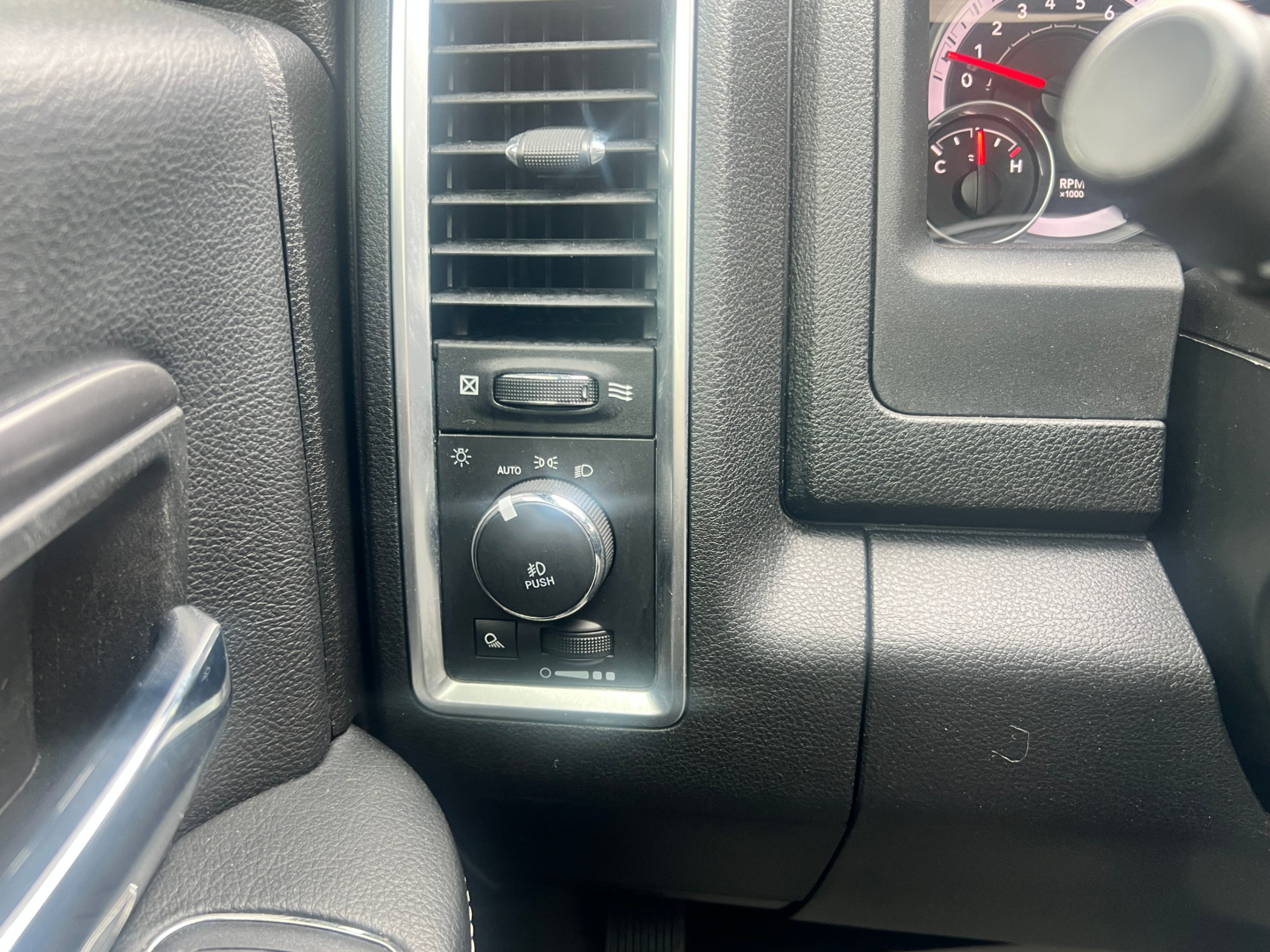 /crownautomobile/2021-Ram-1500Classic-05664515350472832.jpg