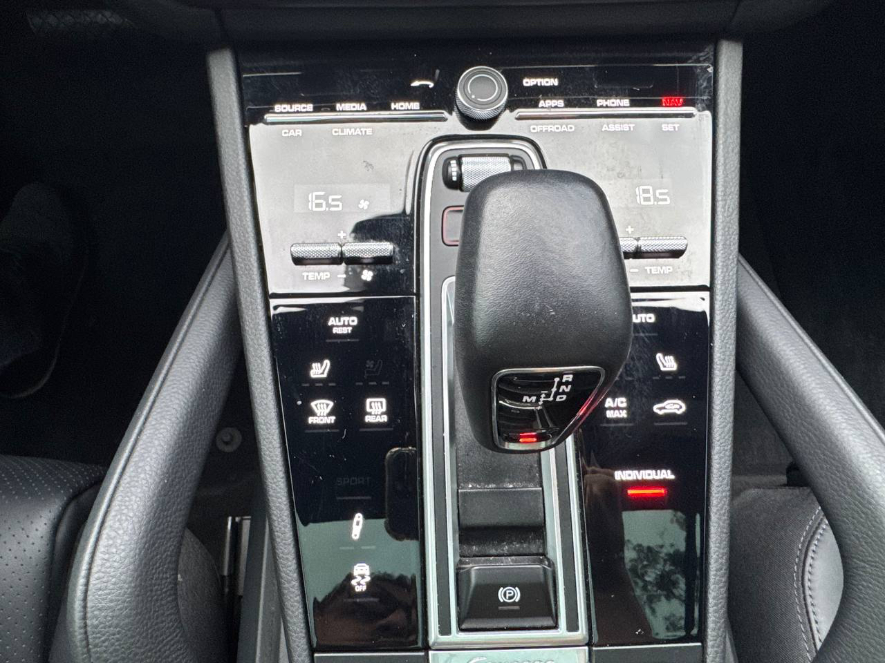 /crownautomobile/2022-Porsche-Cayenne-343105207880952.jpg