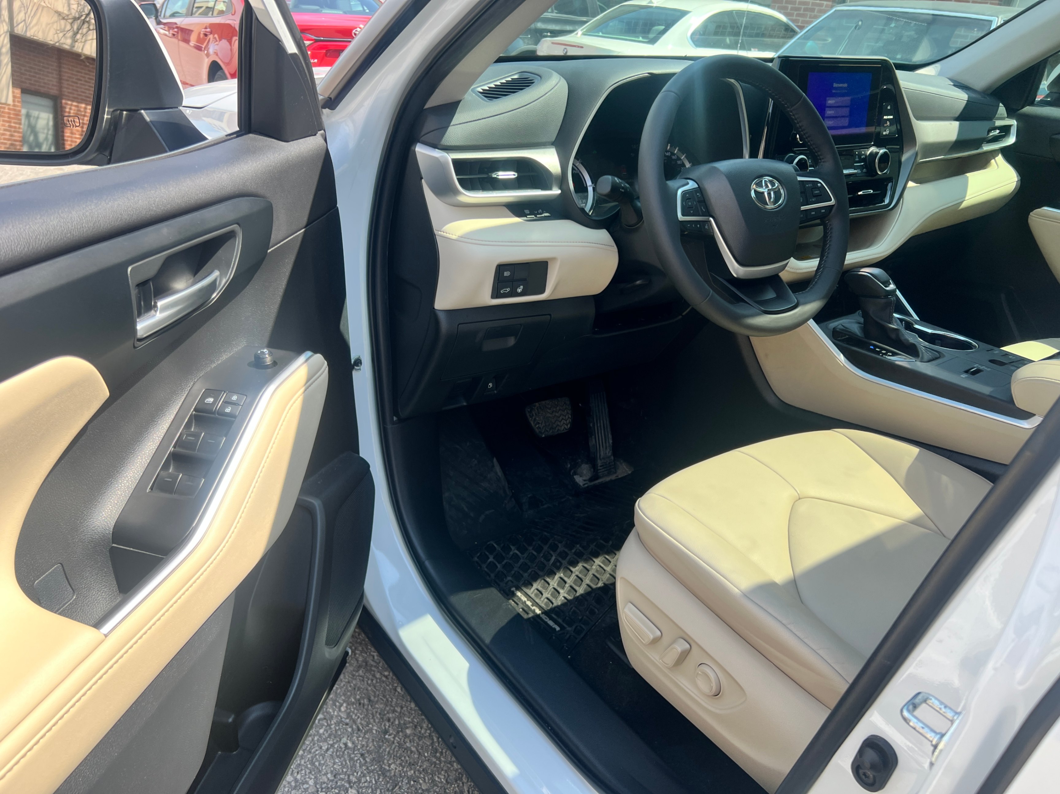 /crownautomobile/2023-Toyota-Highlander-42267504299967107.jpg
