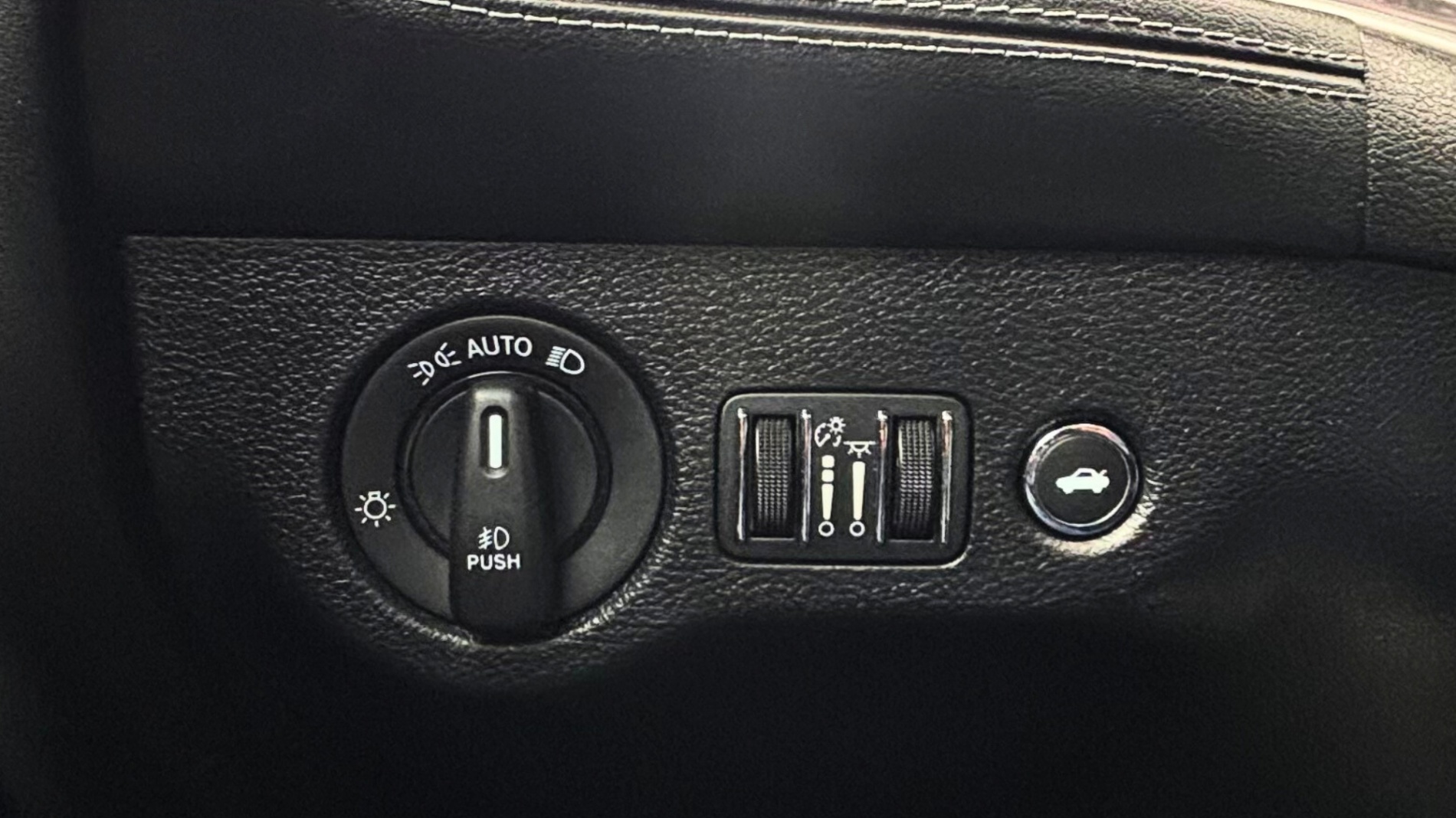 /diamondautohub/2022-Dodge-Challenger-9800543183026835.jpg