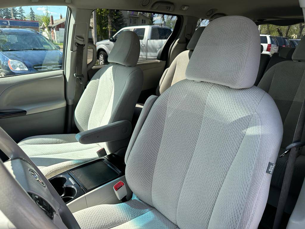 /drivenbyyouautosales/2012-Toyota-Sienna-21728011005896586.jpg