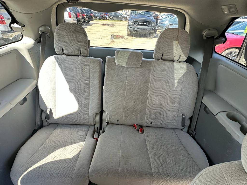 /drivenbyyouautosales/2012-Toyota-Sienna-22993765457497228.jpg