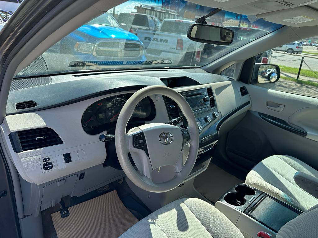 /drivenbyyouautosales/2012-Toyota-Sienna-3441775412850081.jpg