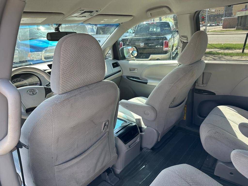 /drivenbyyouautosales/2012-Toyota-Sienna-5065503409411463.jpg