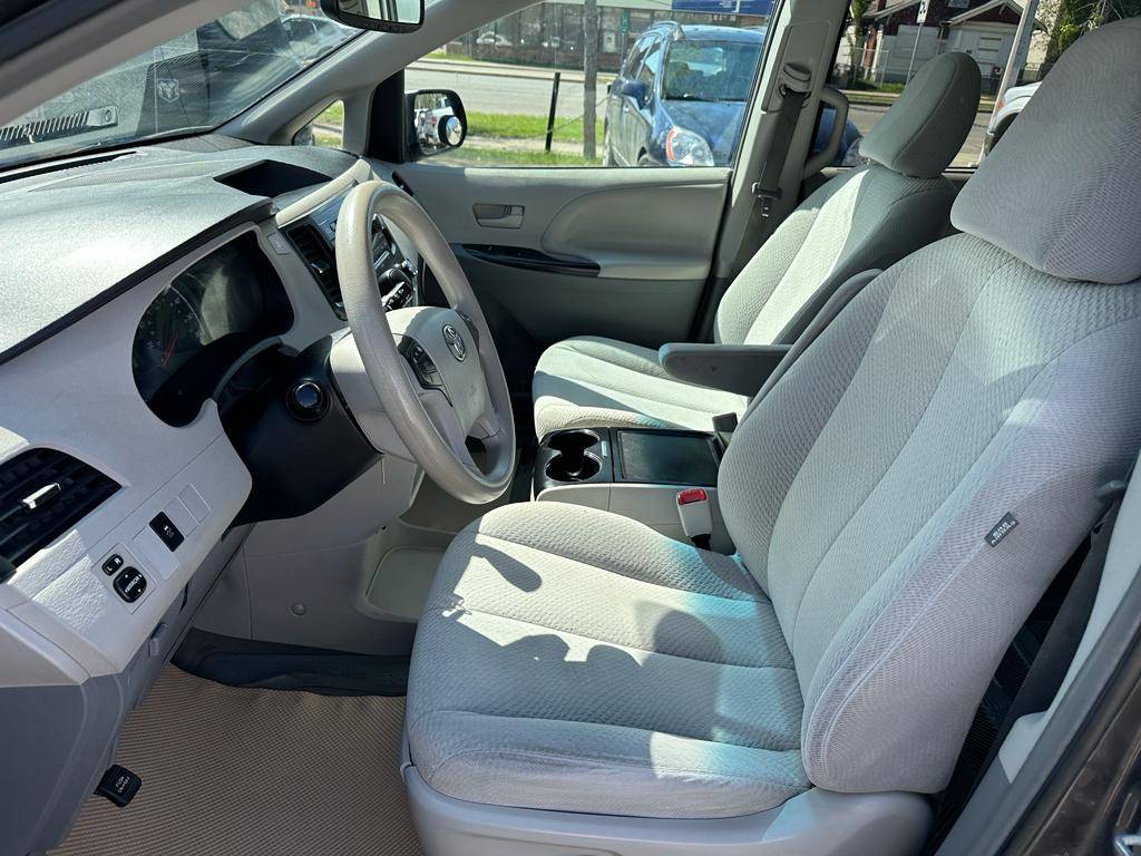 /drivenbyyouautosales/2012-Toyota-Sienna-5193755882921984.jpg